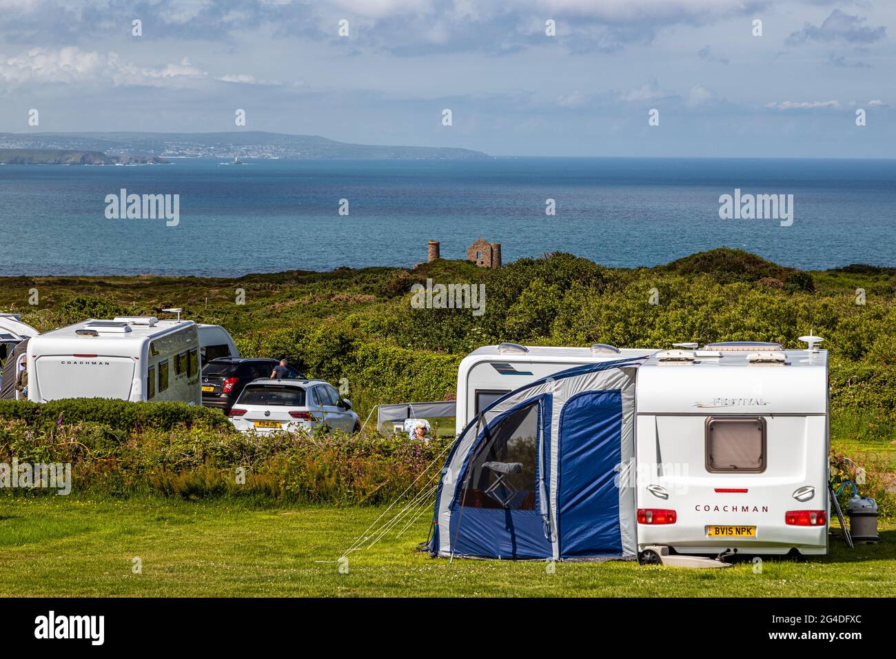 Mit Blick nach Westen in Richtung Wheal Coates und der kornischen Küste, eine fantastische Aussicht von einem Caravan Urlaub während der englischen Sommerzeit. Cornwall Stockfoto