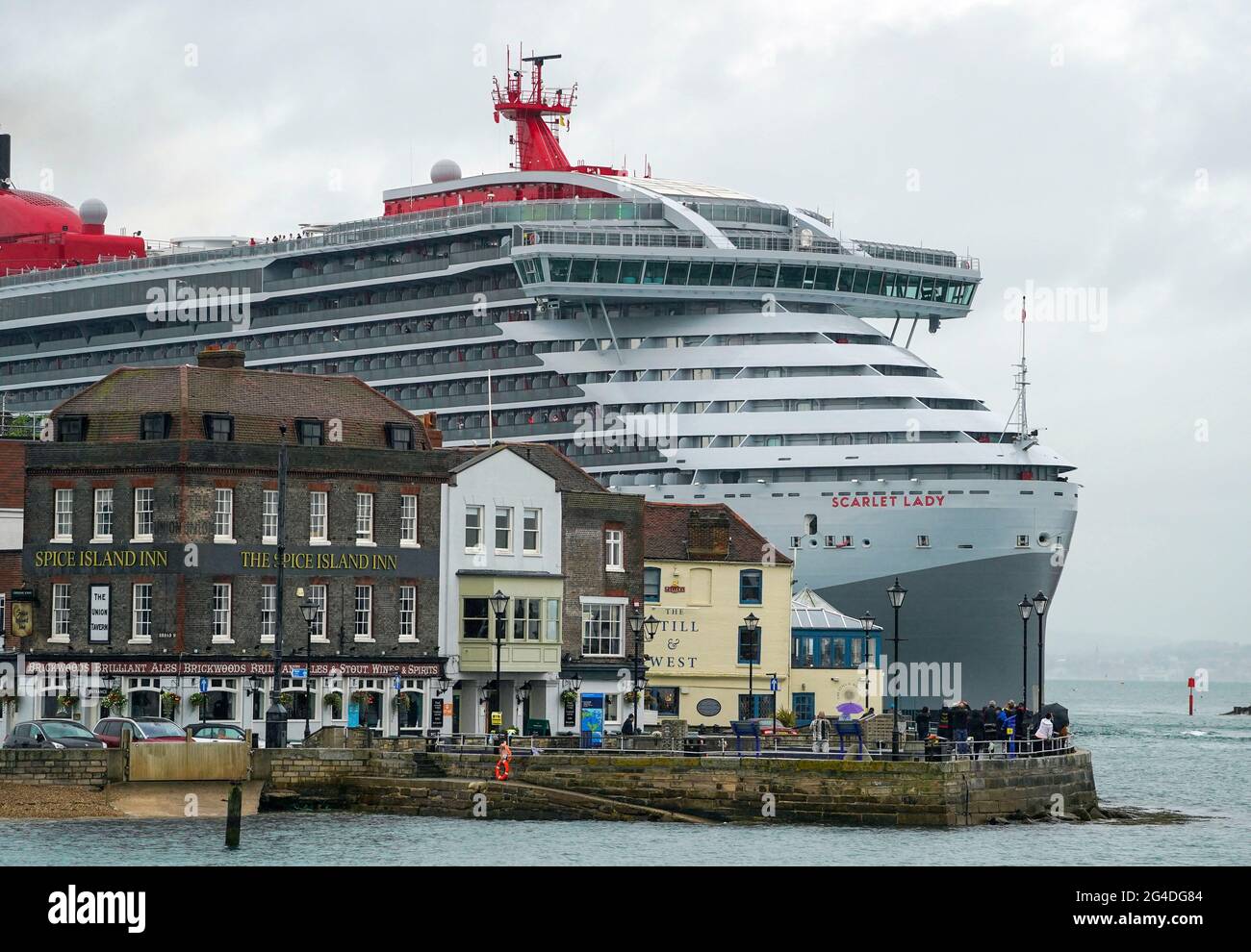 Das luxuriöse Kreuzfahrtschiff Scarlet Lady von Virgin Voyage kommt zum ersten Mal in Portsmouth an. Der 110,000-Tonnen-Liner ist das größte Schiff, das jemals in der Stadt angedockt hat, größer als die beiden Flugzeugträger der Royal Navy. Bilddatum: Montag, 21. Juni 2021. Stockfoto