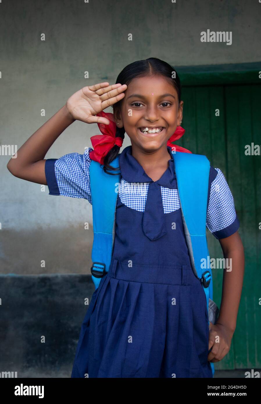 Indian Rural School Girl grüßt in der Schule Stockfoto