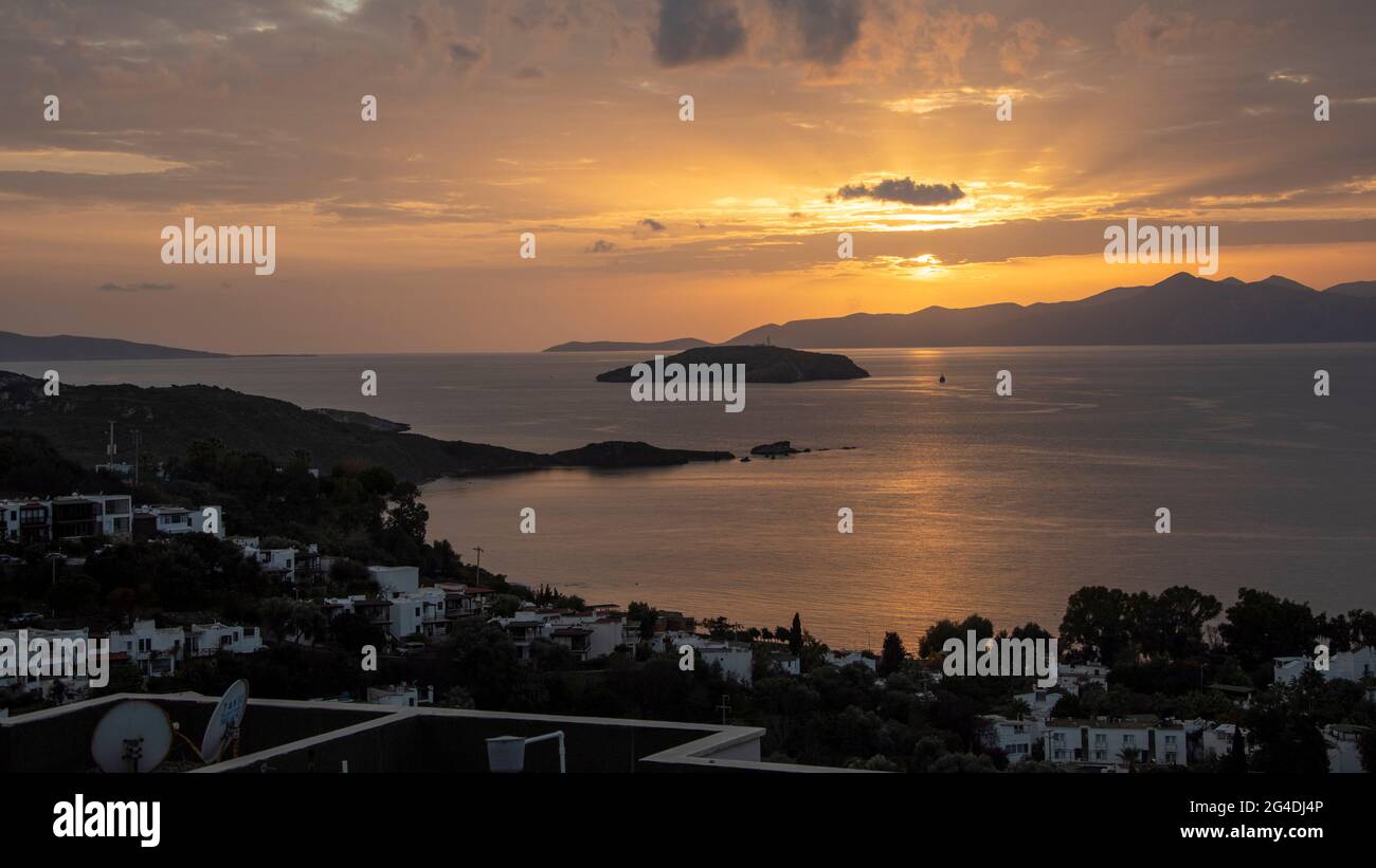 Die Panoramaaufnahme des Sonnenuntergangs in Bodrum. Bodrum ist einer der Favoriten im Bereich des Ferienortes im Mittelmeer. Stockfoto