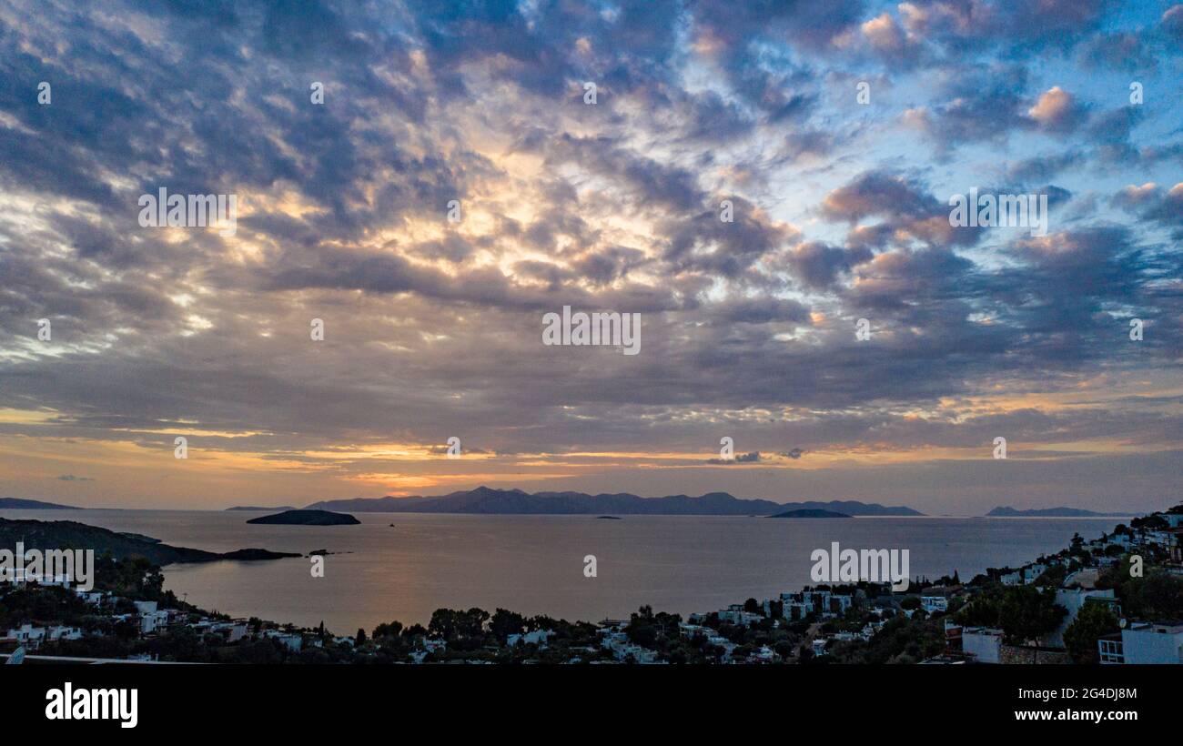 Die Panoramaaufnahme des Sonnenuntergangs in Bodrum. Bodrum ist einer der Favoriten im Bereich des Ferienortes im Mittelmeer. Stockfoto