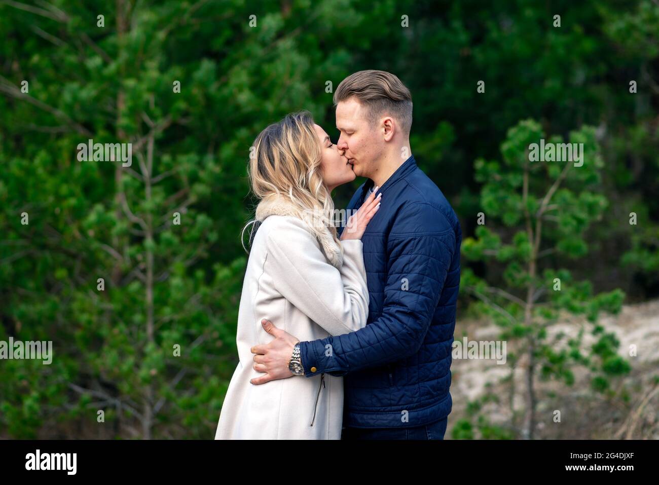 Glücklich liebende Paar genießen küssen Momente des Glücks im Park. Liebe Zärtlichkeit, Dating, Romantik. Lifestyle-Konzept.Junges Paar Liebhaber Dating und hu Stockfoto