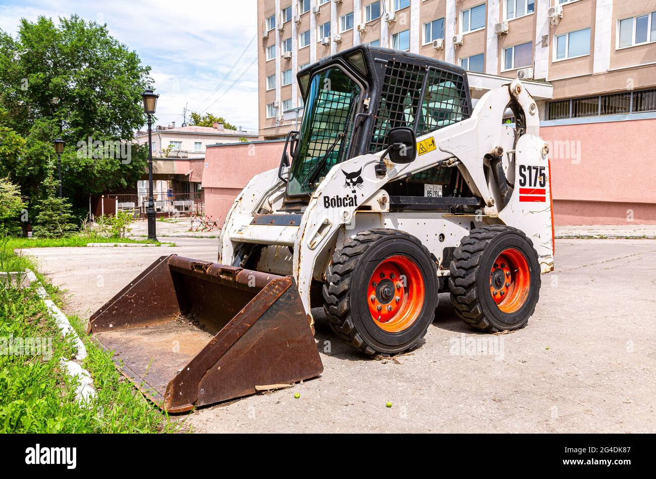 Samara, Russland - 14. Juni 2021: Bobcat-Ladewagen auf der Straße der Stadt. Bobcat Company ist ein amerikanischer Hersteller von Farm- und Bauunternehmen Stockfoto