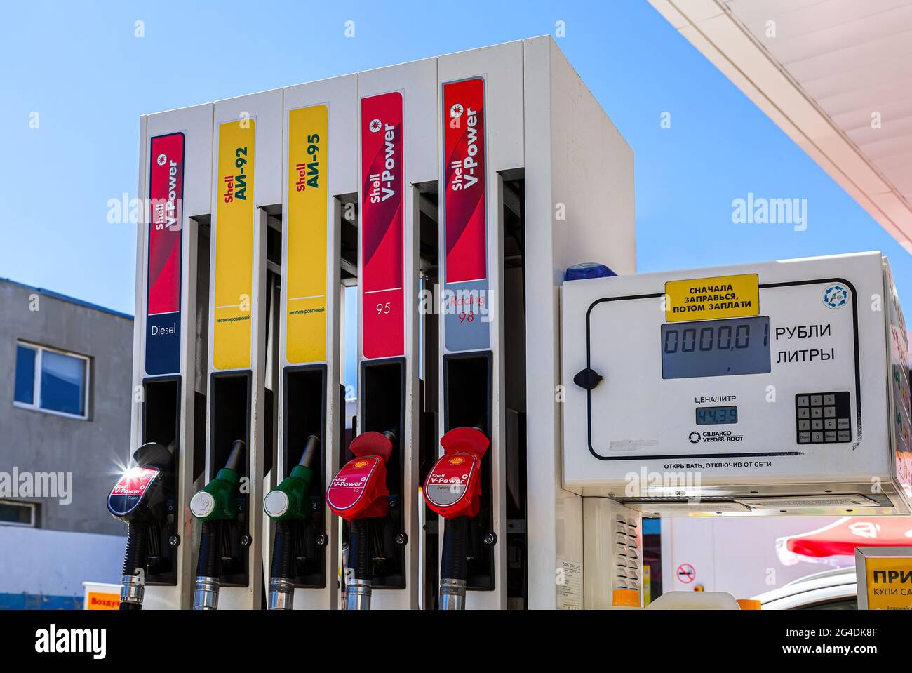 Samara, Russland - 18. Juni 2021: Befüllen der Säule mit verschiedenen Brennstoffen an der Shell-Tankstelle Stockfoto