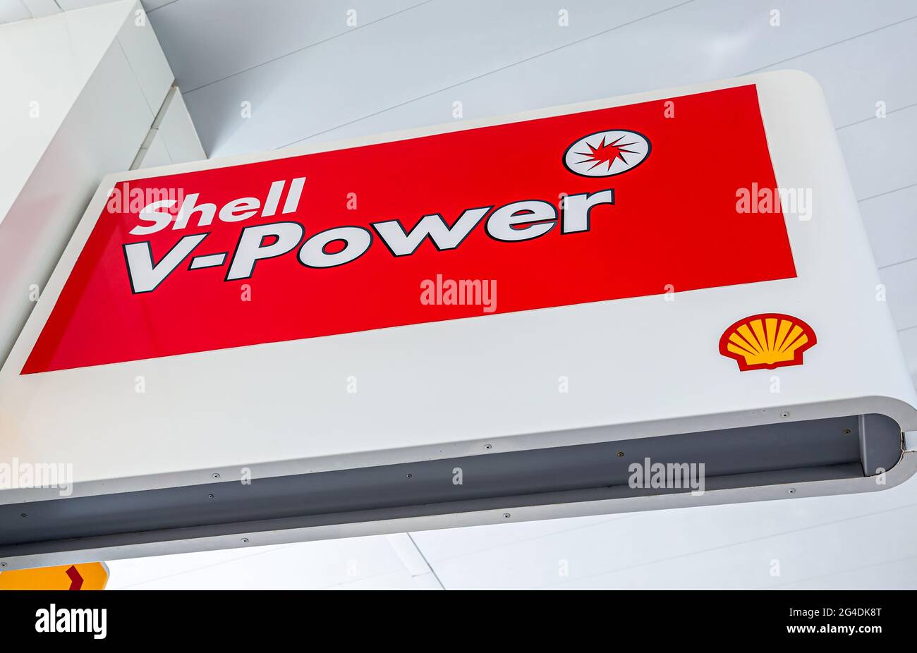 Samara, Russland - 18. Juni 2021: Shell-V-Power-Schild an der Shell-Tankstelle. Royal Dutch Shell ist ein anglo-niederländischer multinationaler Öl- und Gaskonzern Stockfoto