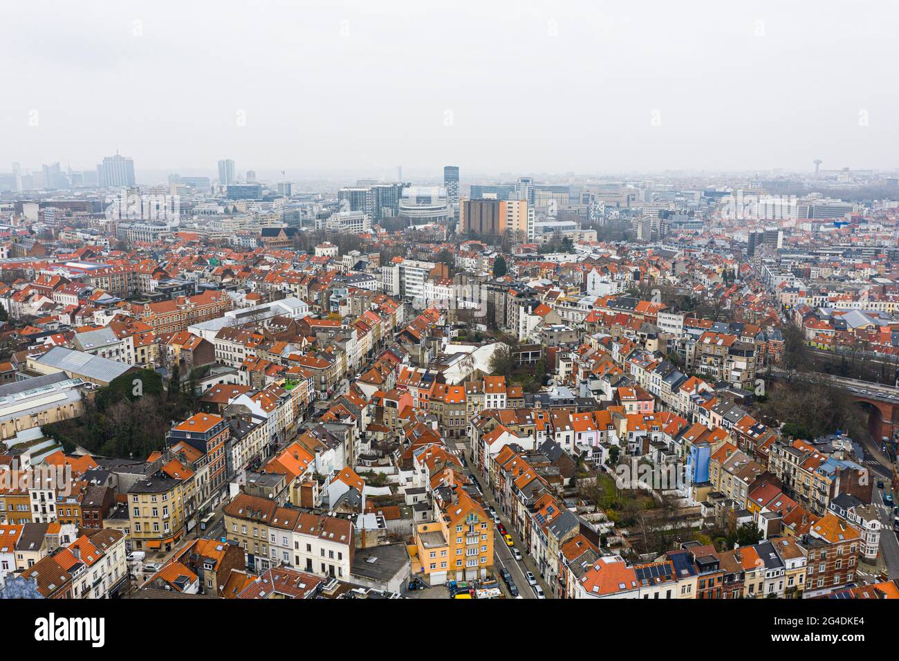Brüssel, Belgien, 3. Januar 2021: Blick von oben auf die Altstadt von Brüssel. Europäische kommission baut auf dem Hintergrund auf Stockfoto