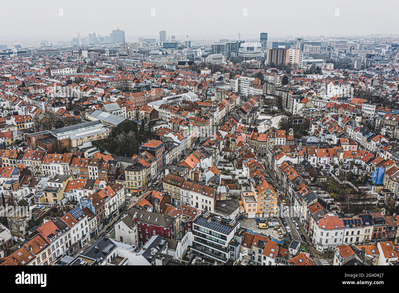 Brüssel, Belgien, 3. Januar 2021: Blick von oben auf die Altstadt von Brüssel. Europäische kommission baut auf dem Hintergrund auf Stockfoto