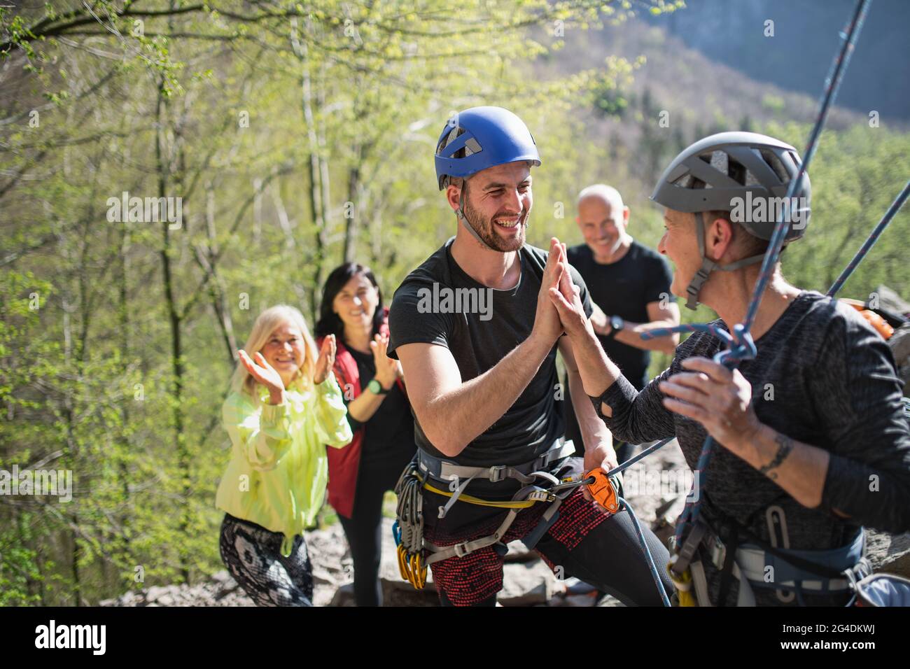 Gruppe von Senioren mit Lehrer Klettern Felsen im Freien in der Natur, aktiven Lebensstil. Stockfoto