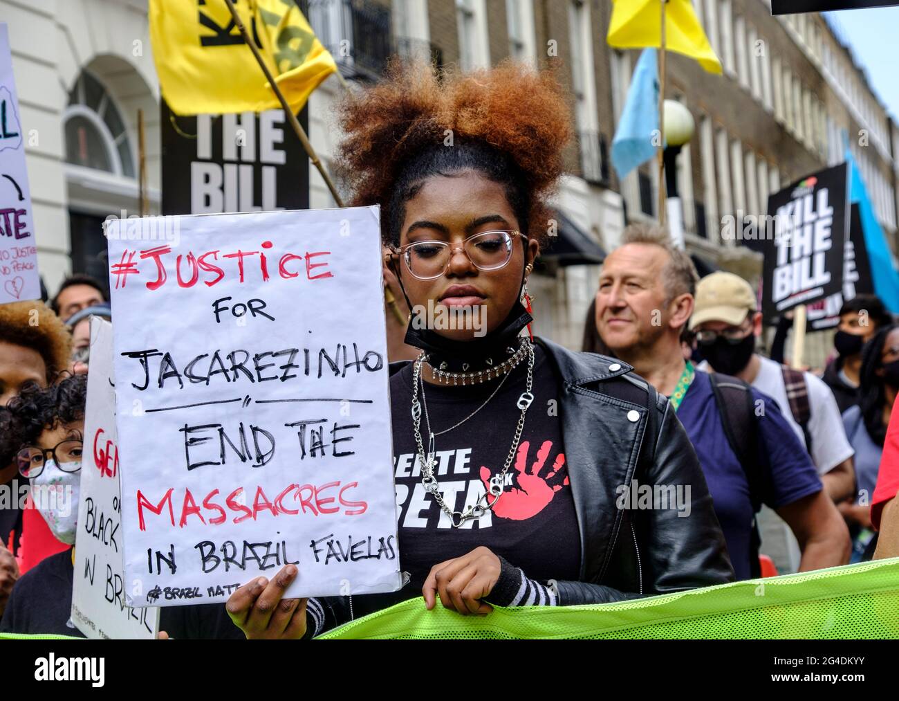 Black Lives Matter protestiert an der Seite Kill the Bill Demonstration. angeführt von der britischen Zweigstelle von United for Black Lives, die speziell gegen den Einsatz von Polizeigewalt als Mittel zur Stummschaltung schwarzer Stimmen kämpft, als Reaktion auf die jüngsten Tötungen schwarzer Menschen durch die Polizei. Stockfoto