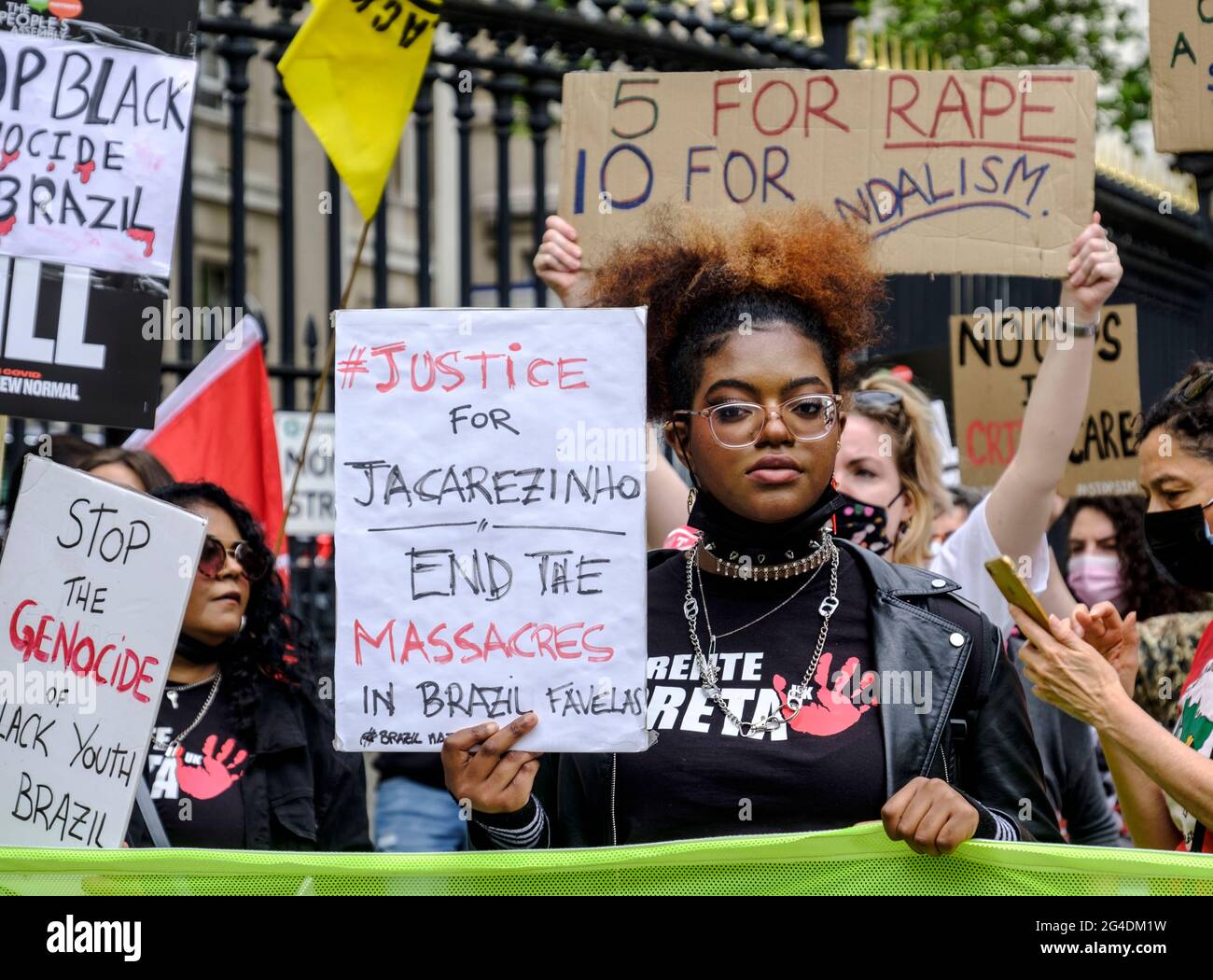 Black Lives Matter protestiert an der Seite Kill the Bill Demonstration. angeführt von der britischen Zweigstelle von United for Black Lives, die speziell gegen den Einsatz von Polizeigewalt als Mittel zur Stummschaltung schwarzer Stimmen kämpft, als Reaktion auf die jüngsten Tötungen schwarzer Menschen durch die Polizei. Stockfoto