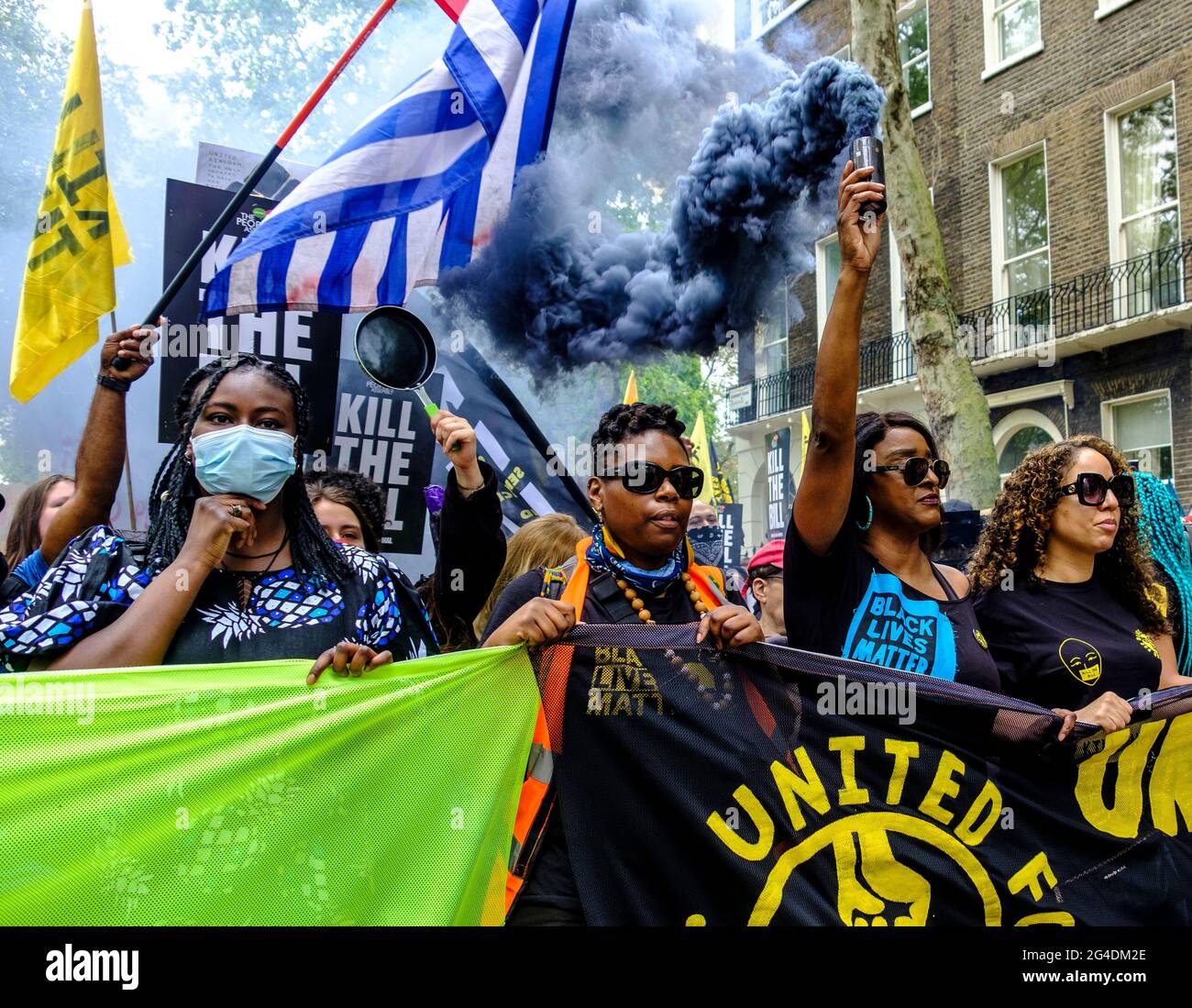 Black Lives Matter protestiert an der Seite Kill the Bill Demonstration. angeführt von der britischen Zweigstelle von United for Black Lives, die speziell gegen den Einsatz von Polizeigewalt als Mittel zur Stummschaltung schwarzer Stimmen kämpft, als Reaktion auf die jüngsten Tötungen schwarzer Menschen durch die Polizei. Stockfoto