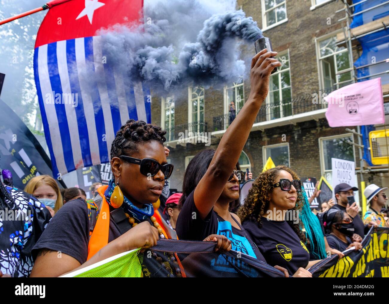 Black Lives Matter protestiert an der Seite Kill the Bill Demonstration. angeführt von der britischen Zweigstelle von United for Black Lives, die speziell gegen den Einsatz von Polizeigewalt als Mittel zur Stummschaltung schwarzer Stimmen kämpft, als Reaktion auf die jüngsten Tötungen schwarzer Menschen durch die Polizei. Stockfoto