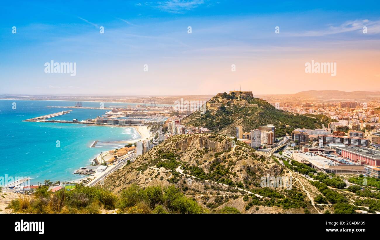 Alicante Stadt, Strand, Hafen und Santa Barbara Burg auf Benacantil Hügel von Serra Grossa Berg bei Sonnenuntergang. Lebhaftes spanisches Touristenziel Stockfoto