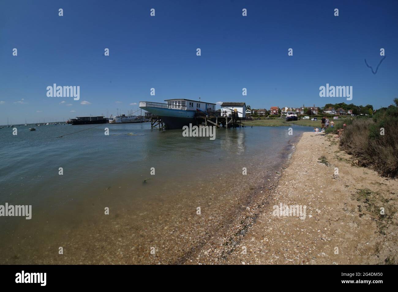 Altes hölzernes Hausboot auf dem Meer Stockfoto