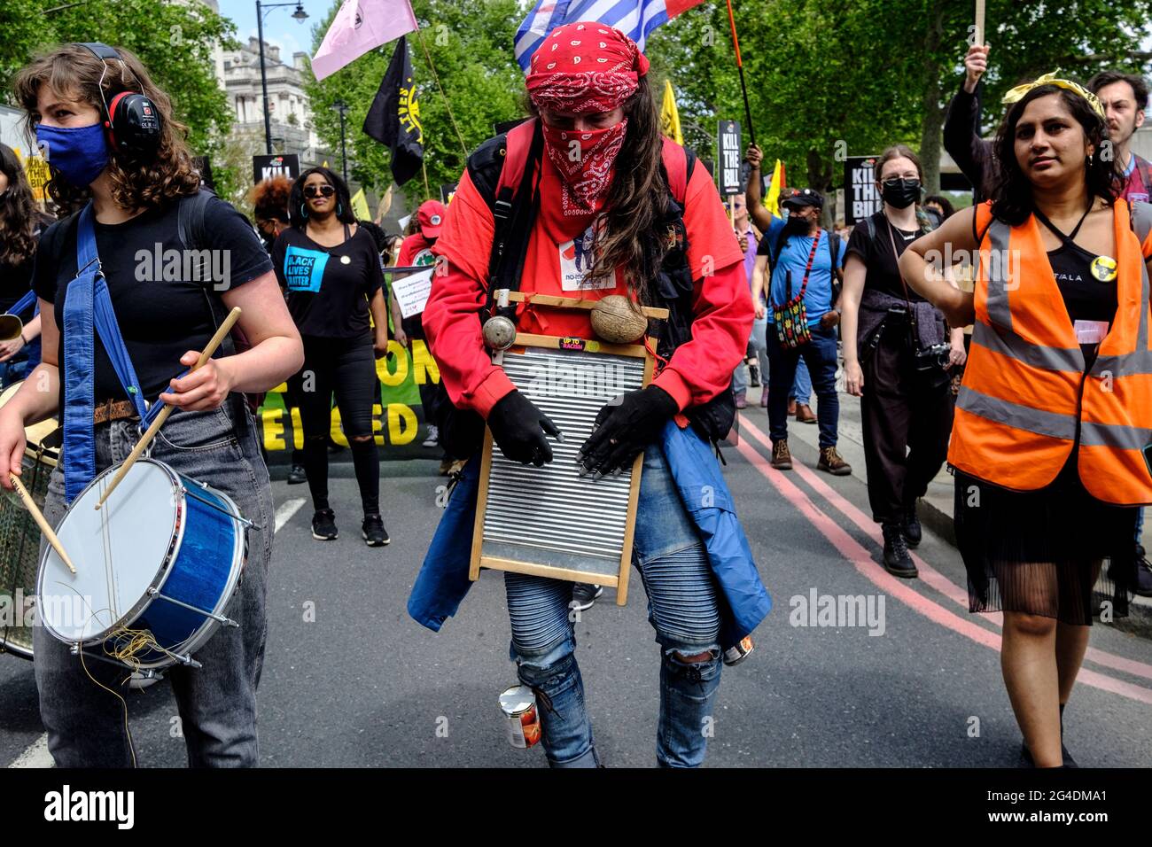 Bei Black Lives Matter und Kill the Bill wird von einer Band ein musikalisches Waschbrett gespielt. angeführt wird es von der britischen Zweigstelle von Black Lives Matter, die speziell gegen den Einsatz von Polizeigewalt als Mittel zur Stummschaltung schwarzer Stimmen kämpft, als Reaktion auf die jüngsten Tötungen schwarzer Menschen durch die Polizei. Stockfoto
