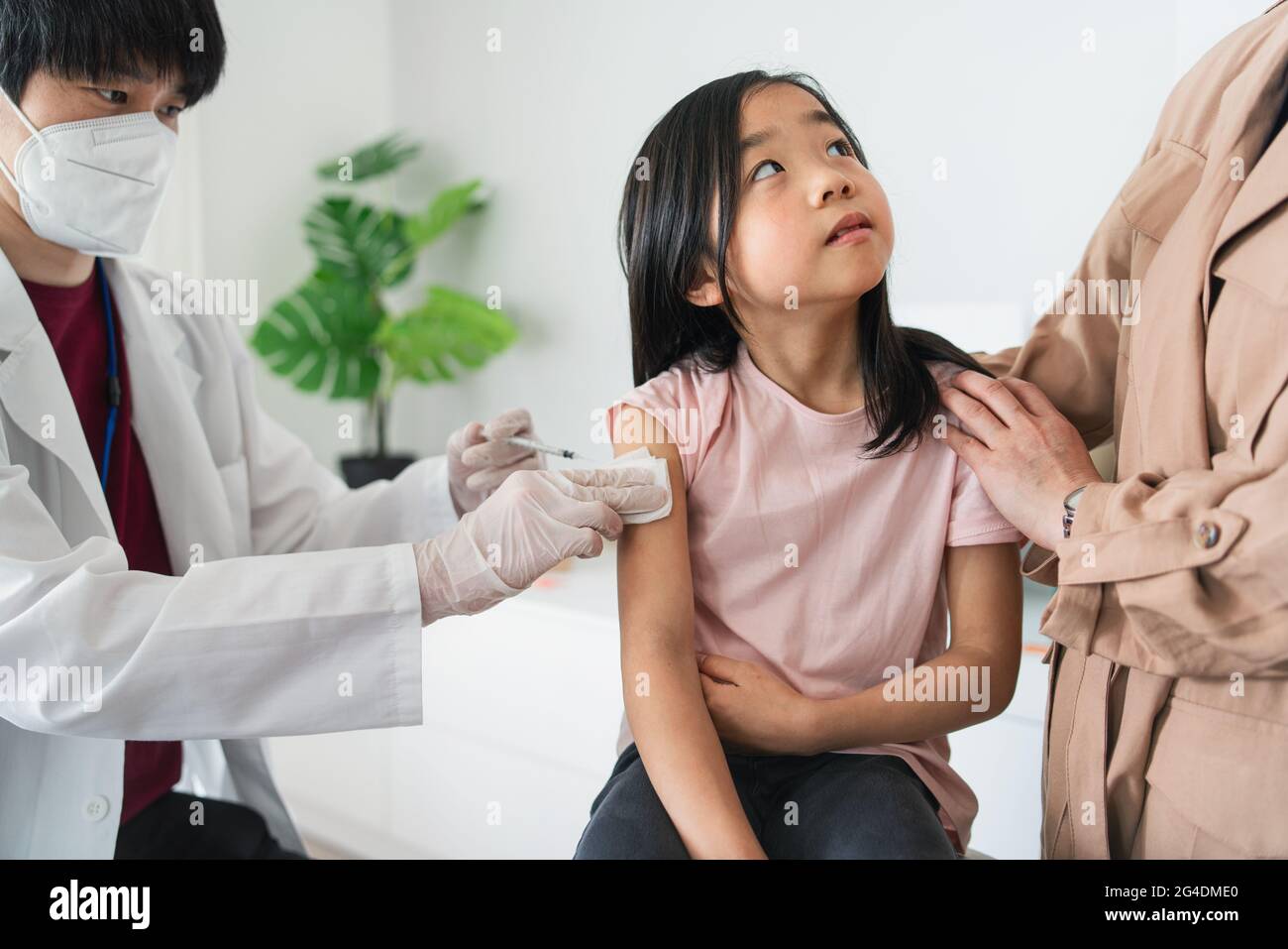 Impfung von Kleinkind, Coronavirus und Covid-19-Konzept. Stockfoto