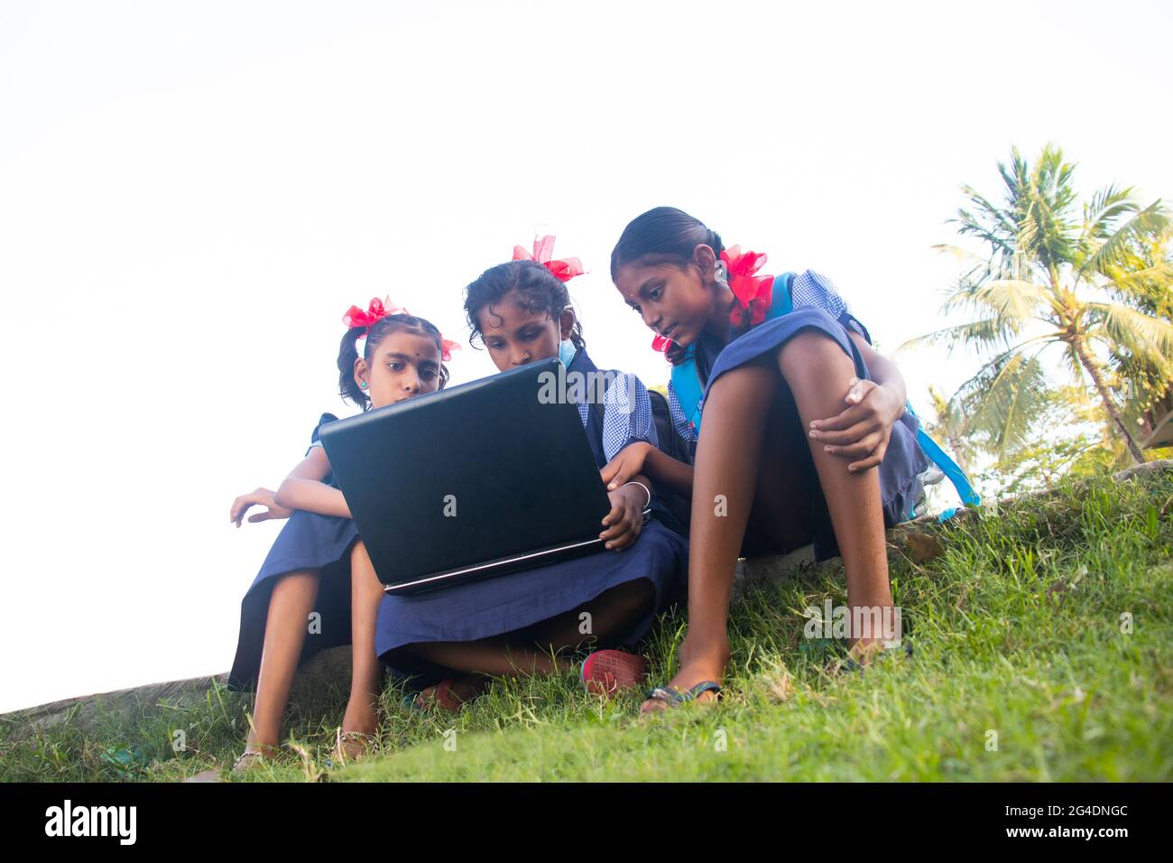 indisches Dorf Regierung Schulmädchen Betrieb Laptop-Computersystem in ländlichen Raum in indien Stockfoto