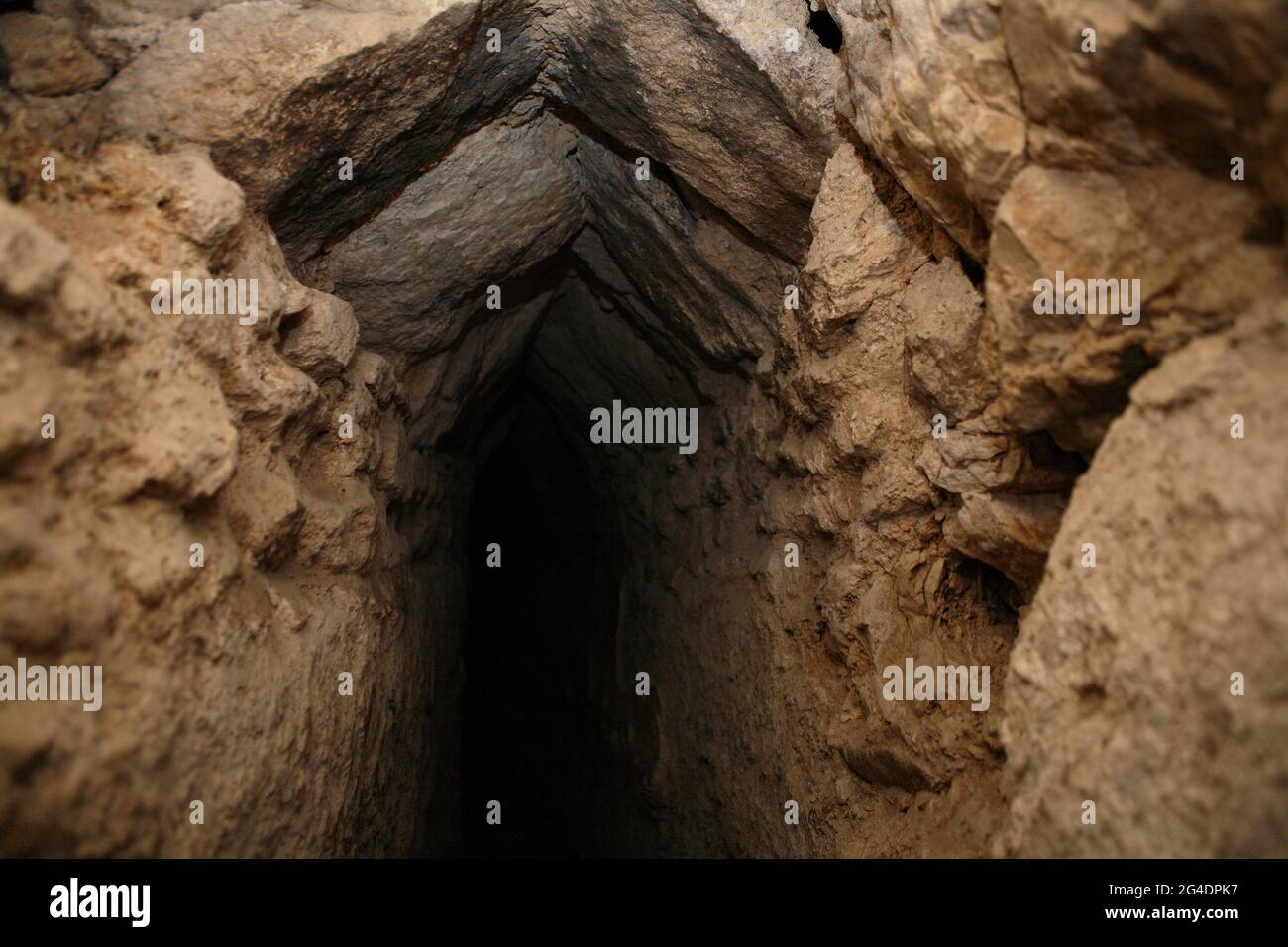 Ende und Ausgang des Tunnels, Teil des 1. Jahrhunderts v. Chr. Hasmonean baute Low - Level Aquädukt, das Wasser zum Tempel Mt. In Jerusalem von Solomon Pools führt. Stockfoto