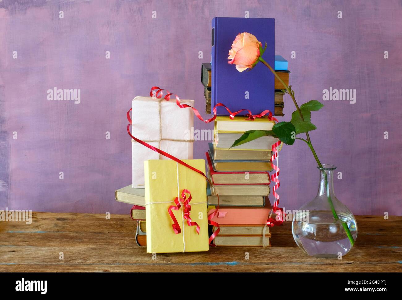 Bücher als Geburtstagsgeschenk, persönliches Geschenk, Lesen, Literatur, Bildung, persönliches Urlaubskonzept Stockfoto