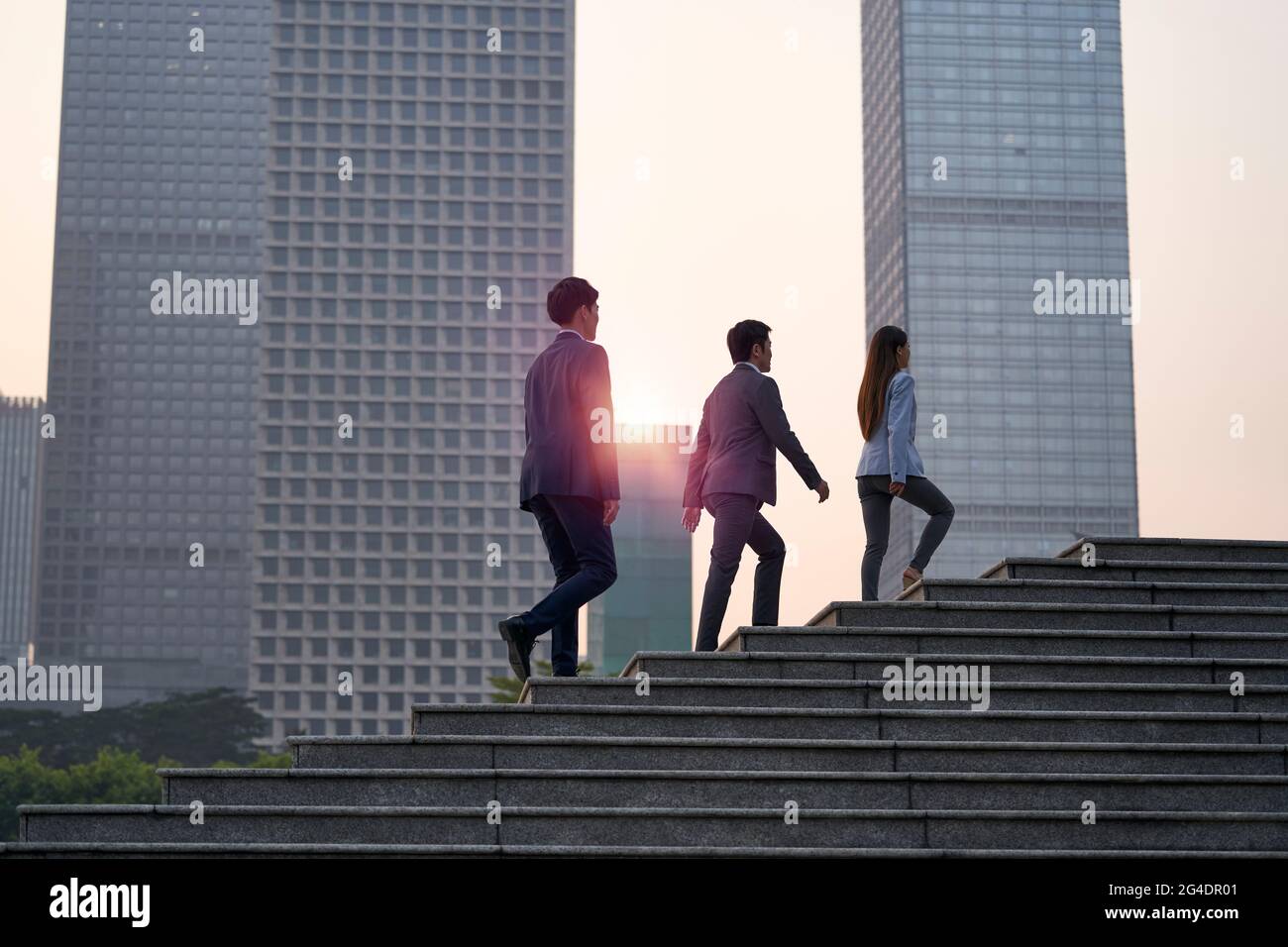 Team von drei asiatischen Führungskräften zu Fuß in der Innenstadt Finanzdistrikt Stockfoto