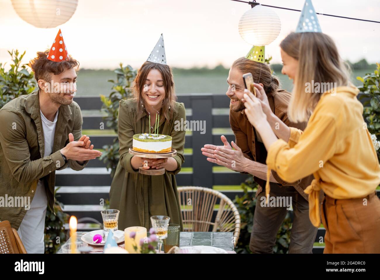 Freunde feiern Geburtstag im Hinterhof im Freien Stockfoto