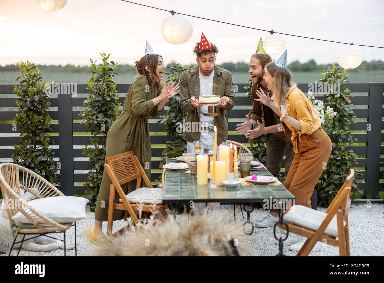Freunde feiern Geburtstag im Hinterhof im Freien Stockfoto