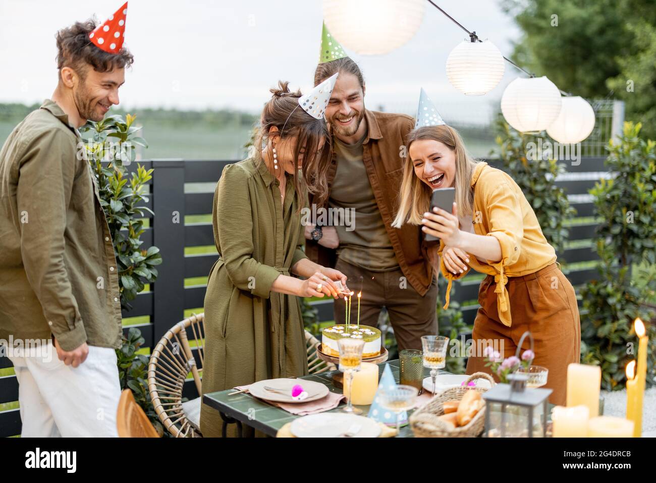 Freunde feiern Geburtstag im Hinterhof im Freien Stockfoto