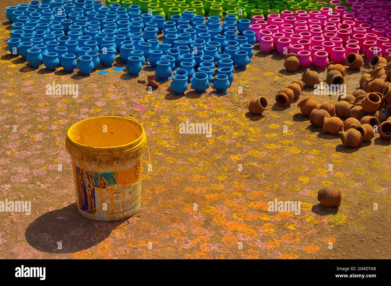Pune, Indien - 30. Oktober 2018, Künstler malen Farben auf Terrakotta-Töpfe, Kunsthandwerk, zum Verkauf während Diwali Festival. Stockfoto
