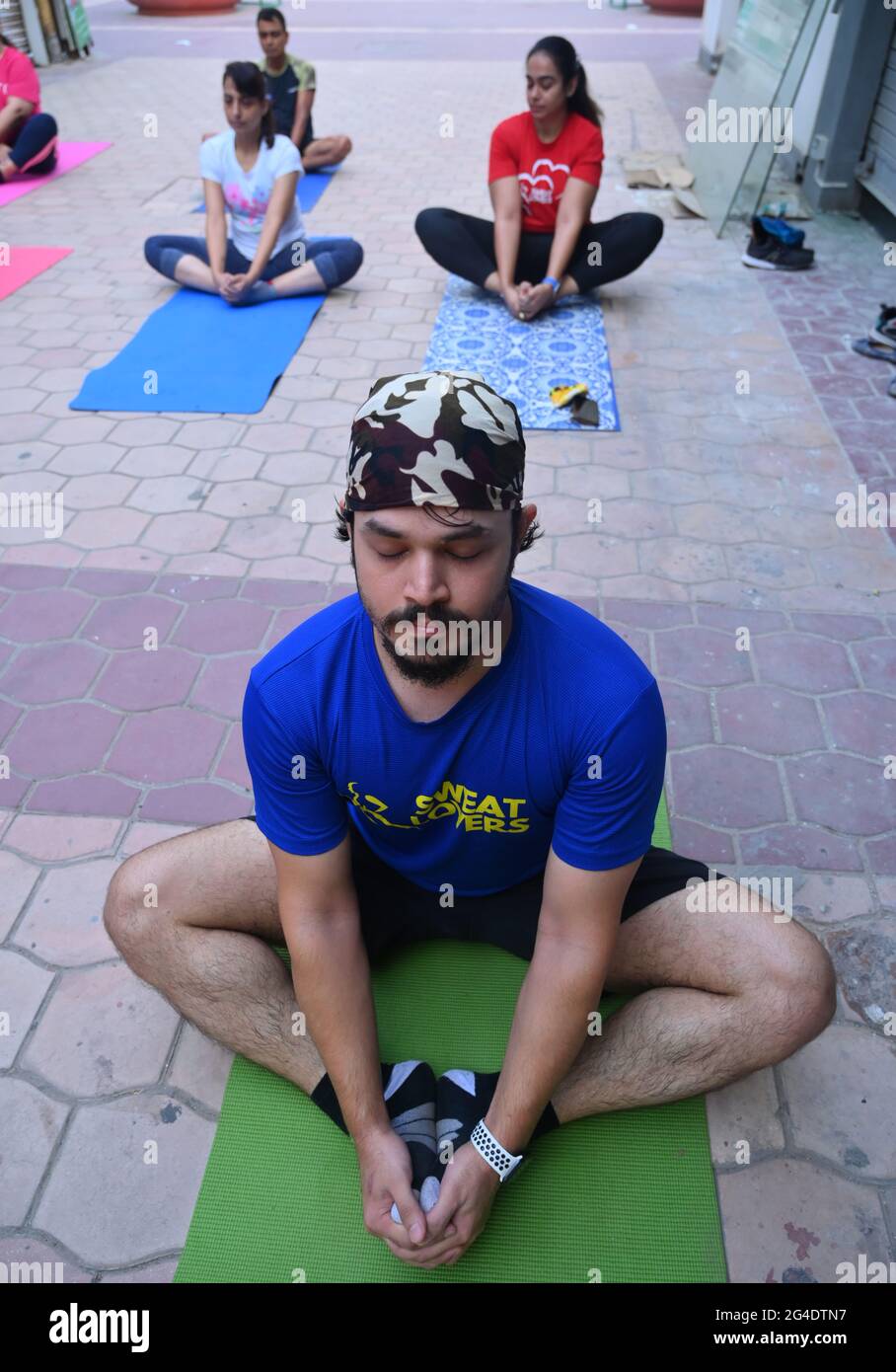 Jugendliche machen Yoga am Internationalen Yogatag auf dem gallerie Market. Gurugram, haryana, indien. 21. juni 2021. Stockfoto