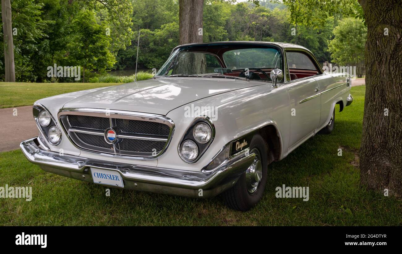 DEARBORN, MI/USA - 19. JUNI 2021: Ein 1962 Chrysler 300-Auto auf der Henry Ford (THF) Motor Muster Car Show, in Greenfield Village, in der Nähe von Detroit, MI. Stockfoto