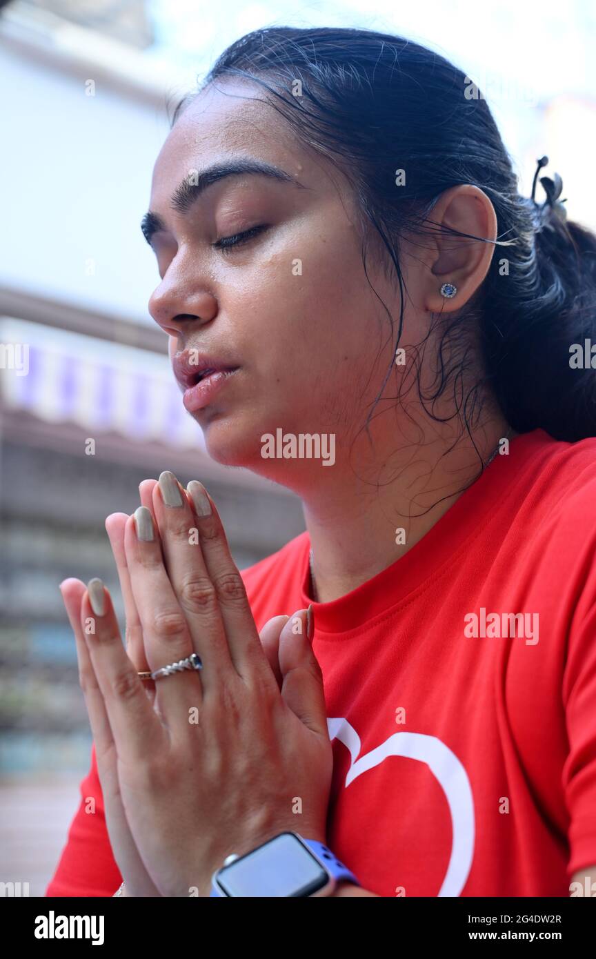 Jugendliche machen Yoga am Internationalen Yogatag auf dem gallerie Market. Gurugram, haryana, indien. 21. juni 2021. Stockfoto