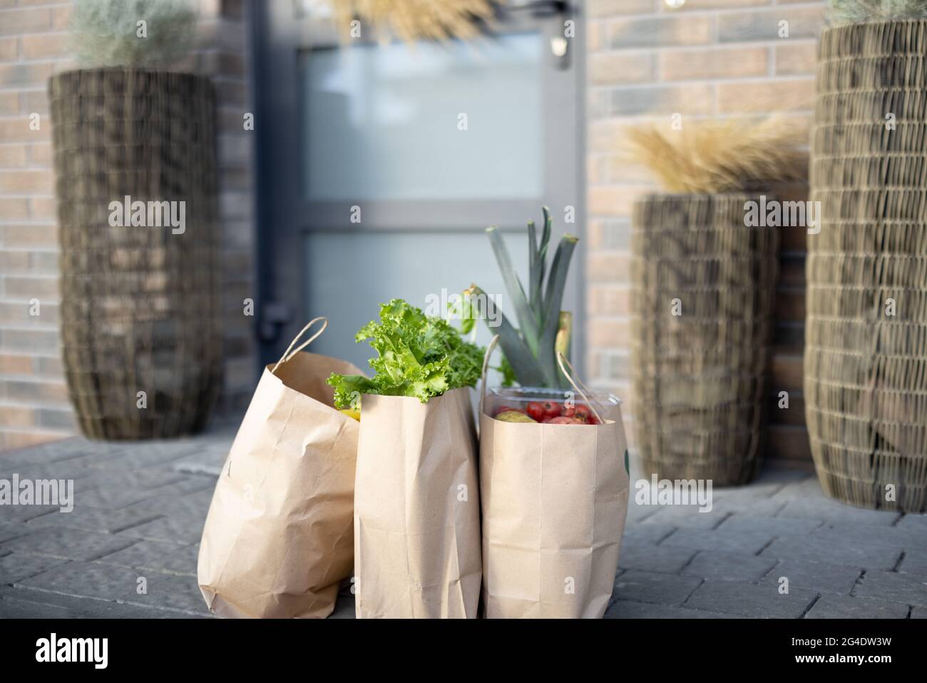 Lebensmittel auf der Veranda vor der Haustür Stockfoto