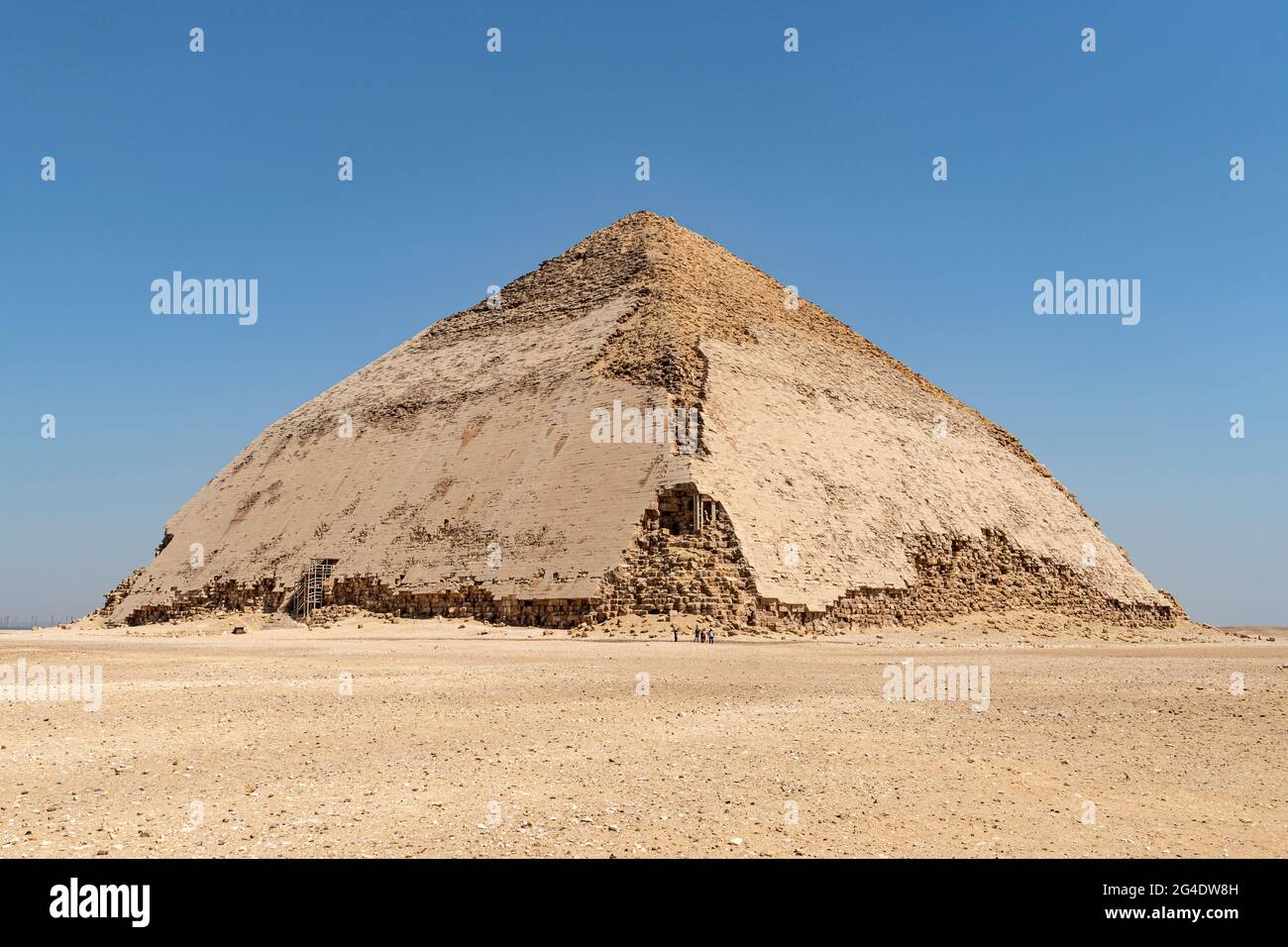 Ansicht der Pyramide von Snedru, gebogene Pyramide auf einem blauen Himmel Hintergrund, in Dahshur, Ägypten. Die südliche Pyramide in Dahshur wird geschliffen oder diamantförmig b genannt Stockfoto