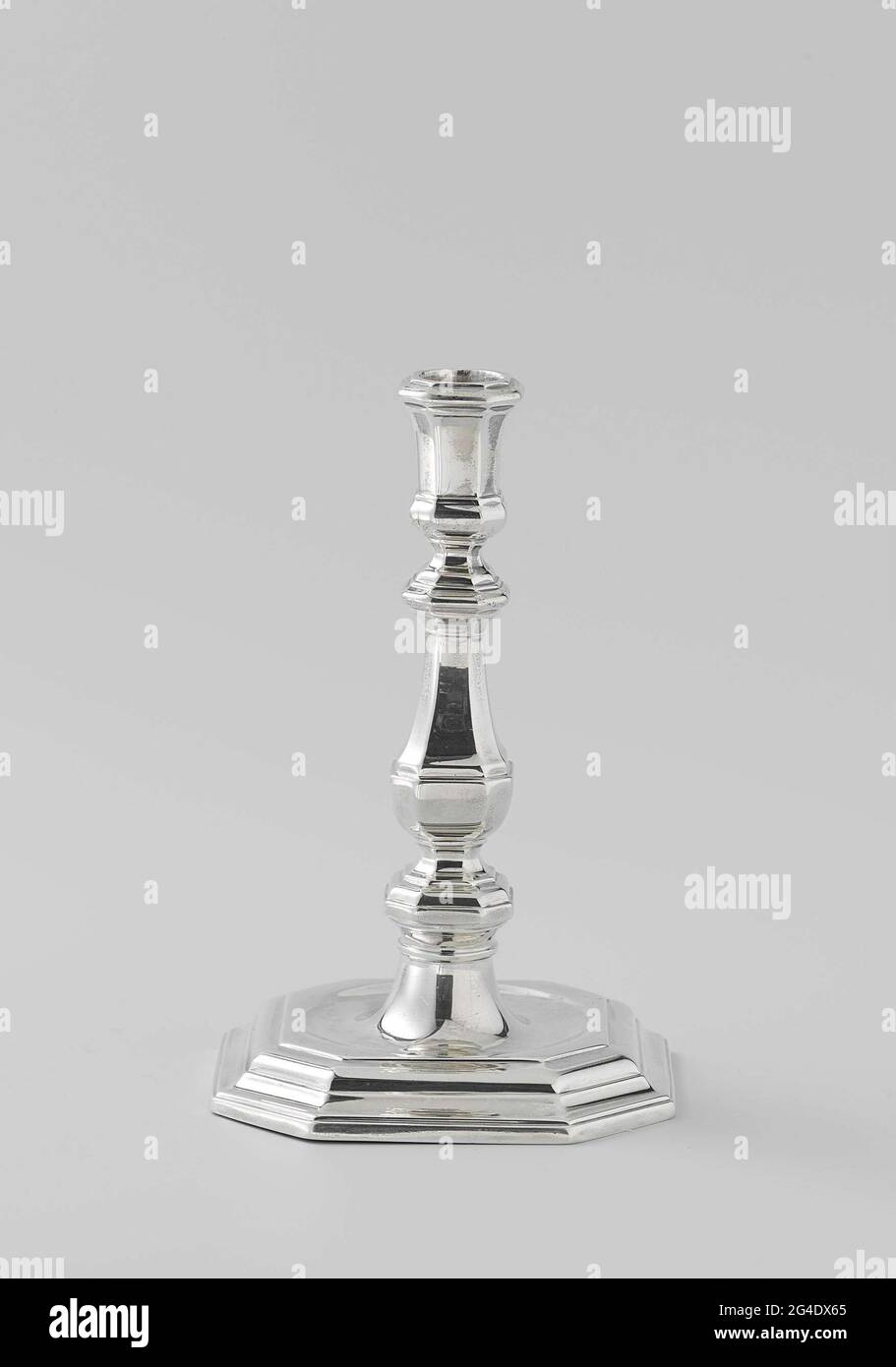 . Kerzenhalter aus Silber. Der quadratische, profilierte, verjüngende Fuß hat abgeschrägte Ecken und Ruhe auf einer geraden breiten Basis. In der flachen Oberseite gibt es einen runden Boden, aus dem er auch rund steigt, gerieben durch einen Ring artikuliert oben. Die balusterförmige Sorte und der Vase-förmige Kerzenhalter, beide neu quadratisch mit abgeschrägten Ecken und beide reich sind profiliert. Stockfoto . Kerzenhalter aus Silber. Der quadratische, profilierte, verjüngende Fuß hat abgeschrägte Ecken und Ruhe auf einer geraden breiten Basis. In der flachen Oberseite gibt es einen runden Boden, aus dem er auch rund steigt, gerieben durch einen Ring artikuliert oben. Die balusterförmige Sorte und der Vase-förmige Kerzenhalter, beide neu quadratisch mit abgeschrägten Ecken und beide reich sind profiliert. Stockfoto