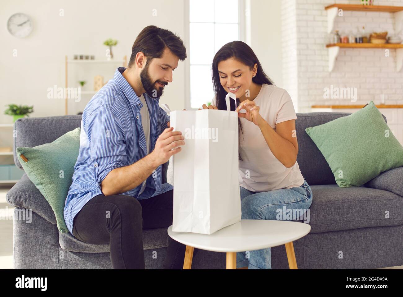 Ein Paar schaut in das Paket mit dem Essen, das sie vom Fast-Food-Service bestellt hatten. Stockfoto