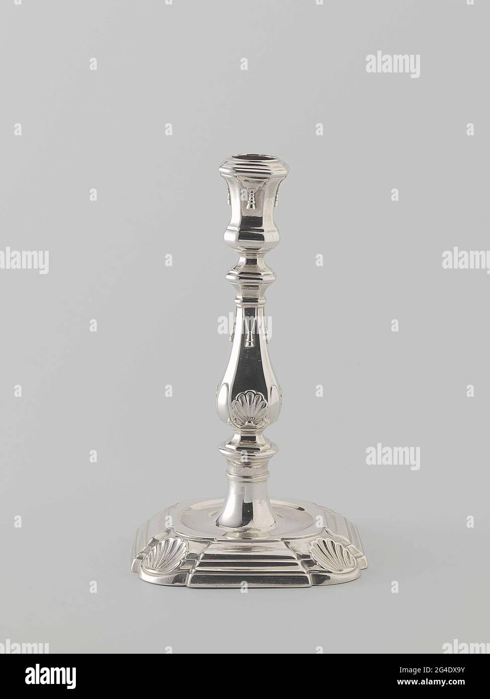 . Kerzenhalter aus Silber. Der quadratische, profilierte, verjüngende Fuß hat gefüllte, runde Ecken, die mit einer Schale verziert sind. In der flachen Oberseite befindet sich ein runder Boden, von dem er sich ebenfalls rund, leicht gestreckt, durch einen Ring artikuliert oben erhebt. Dieser trägt eine flache Scheibe, auf der der balusterförmige Stamm ruht. Sowohl der Stamm als auch der Vase-förmige Kerzenhalter sind quadratisch mit abgeschrägten Ecken; beide sind schlecht profiliert. Die vier Seiten des Rumpfes sind unten mit einer Schale verziert und oben, unter einem Profilrand, mit einem aufgesetzten Lambrequin. Die Ecken sind unten mit stilisiertem Blatt verziert Stockfoto . Kerzenhalter aus Silber. Der quadratische, profilierte, verjüngende Fuß hat gefüllte, runde Ecken, die mit einer Schale verziert sind. In der flachen Oberseite befindet sich ein runder Boden, von dem er sich ebenfalls rund, leicht gestreckt, durch einen Ring artikuliert oben erhebt. Dieser trägt eine flache Scheibe, auf der der balusterförmige Stamm ruht. Sowohl der Stamm als auch der Vase-förmige Kerzenhalter sind quadratisch mit abgeschrägten Ecken; beide sind schlecht profiliert. Die vier Seiten des Rumpfes sind unten mit einer Schale verziert und oben, unter einem Profilrand, mit einem aufgesetzten Lambrequin. Die Ecken sind unten mit stilisiertem Blatt verziert Stockfoto