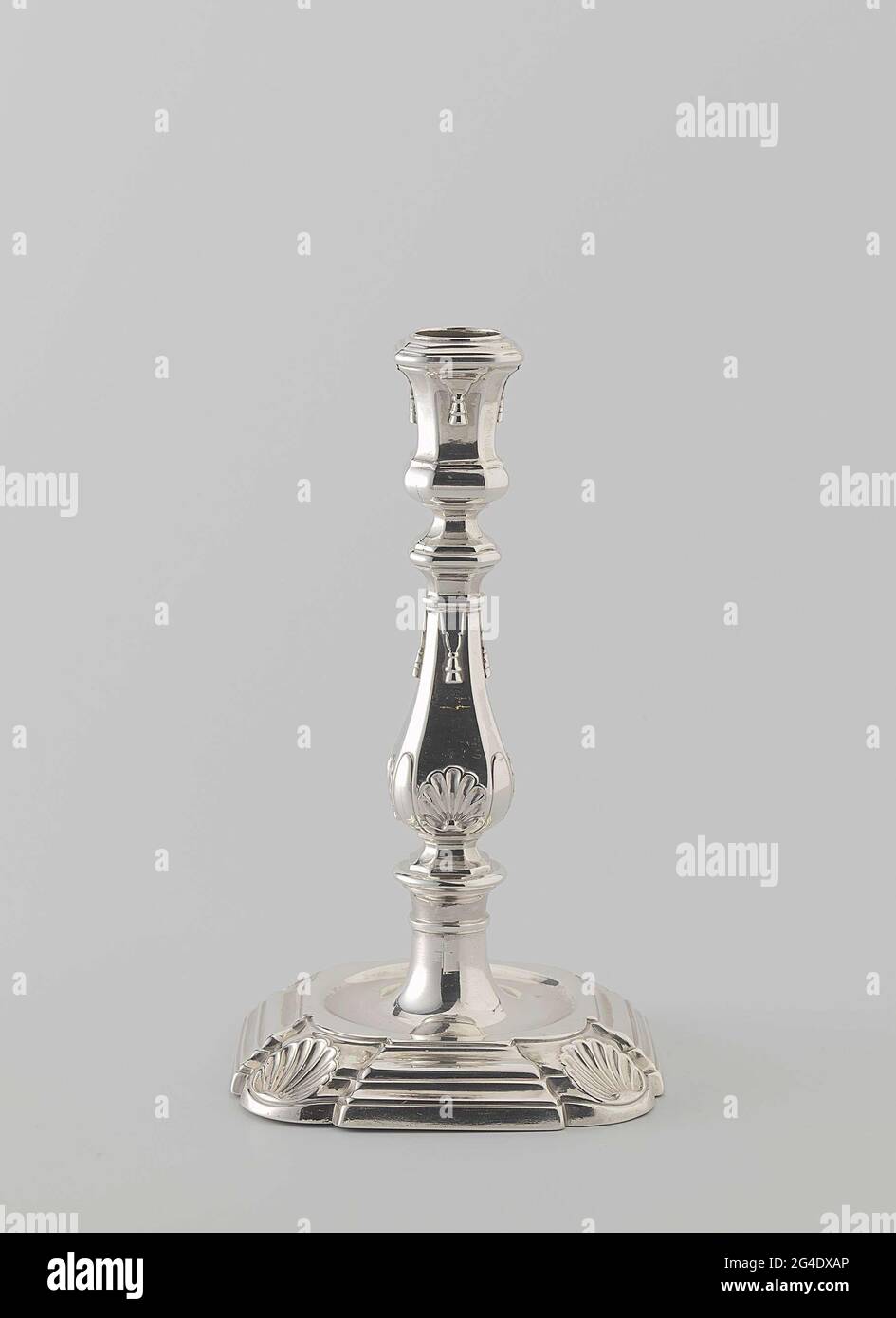 . Kerzenhalter aus Silber. Der quadratische, profilierte, verjüngende Fuß hat gefüllte, runde Ecken, die mit einer Schale verziert sind. In der flachen Oberseite befindet sich ein runder Boden, von dem er sich ebenfalls rund, leicht gestreckt, durch einen Ring artikuliert oben erhebt. Dieser trägt eine flache Scheibe, auf der der balusterförmige Stamm ruht. Sowohl der Stamm als auch der Vase-förmige Kerzenhalter sind quadratisch mit abgeschrägten Ecken; beide sind schlecht profiliert. Die vier Seiten des Rumpfes sind unten mit einer Schale verziert und oben, unter einem Profilrand, mit einem aufgesetzten Lambrequin. Die Ecken sind unten mit stilisiertem Blatt verziert Stockfoto . Kerzenhalter aus Silber. Der quadratische, profilierte, verjüngende Fuß hat gefüllte, runde Ecken, die mit einer Schale verziert sind. In der flachen Oberseite befindet sich ein runder Boden, von dem er sich ebenfalls rund, leicht gestreckt, durch einen Ring artikuliert oben erhebt. Dieser trägt eine flache Scheibe, auf der der balusterförmige Stamm ruht. Sowohl der Stamm als auch der Vase-förmige Kerzenhalter sind quadratisch mit abgeschrägten Ecken; beide sind schlecht profiliert. Die vier Seiten des Rumpfes sind unten mit einer Schale verziert und oben, unter einem Profilrand, mit einem aufgesetzten Lambrequin. Die Ecken sind unten mit stilisiertem Blatt verziert Stockfoto