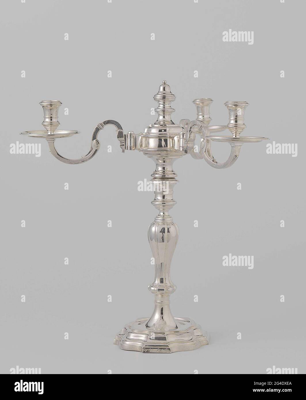 . Die Kerzenhalter (BK-NM-12502 und BK-NM-12503) bestehen aus einem Kerzenständer und einem Spanner mit drei aufklappbaren Armen. Der profilierte, verjüngende Fuß hat einen achteckigen Durchmesser, wobei sich die geraden und gewellten Seiten abwechseln. In der flachen Oberseite gibt es einen runden Boden, aus dem er auch rund steigt, gerieben durch einen Ring artikuliert oben. Dann die balusterförmige Dehnung, stehend auf einer verbreiterten kugelförmigen Basis. Der Rumpf ist ebenfalls achteckig; die abwechselnden geraden und pumpenden Seiten entsprechen denen des Fußes. Der vasenförmige, profilierte Kerzenhalter ist wieder im Durchmesser. Der begeisterte Körper davon wird von einem r geführt Stockfoto . Die Kerzenhalter (BK-NM-12502 und BK-NM-12503) bestehen aus einem Kerzenständer und einem Spanner mit drei aufklappbaren Armen. Der profilierte, verjüngende Fuß hat einen achteckigen Durchmesser, wobei sich die geraden und gewellten Seiten abwechseln. In der flachen Oberseite gibt es einen runden Boden, aus dem er auch rund steigt, gerieben durch einen Ring artikuliert oben. Dann die balusterförmige Dehnung, stehend auf einer verbreiterten kugelförmigen Basis. Der Rumpf ist ebenfalls achteckig; die abwechselnden geraden und pumpenden Seiten entsprechen denen des Fußes. Der vasenförmige, profilierte Kerzenhalter ist wieder im Durchmesser. Der begeisterte Körper davon wird von einem r geführt Stockfoto