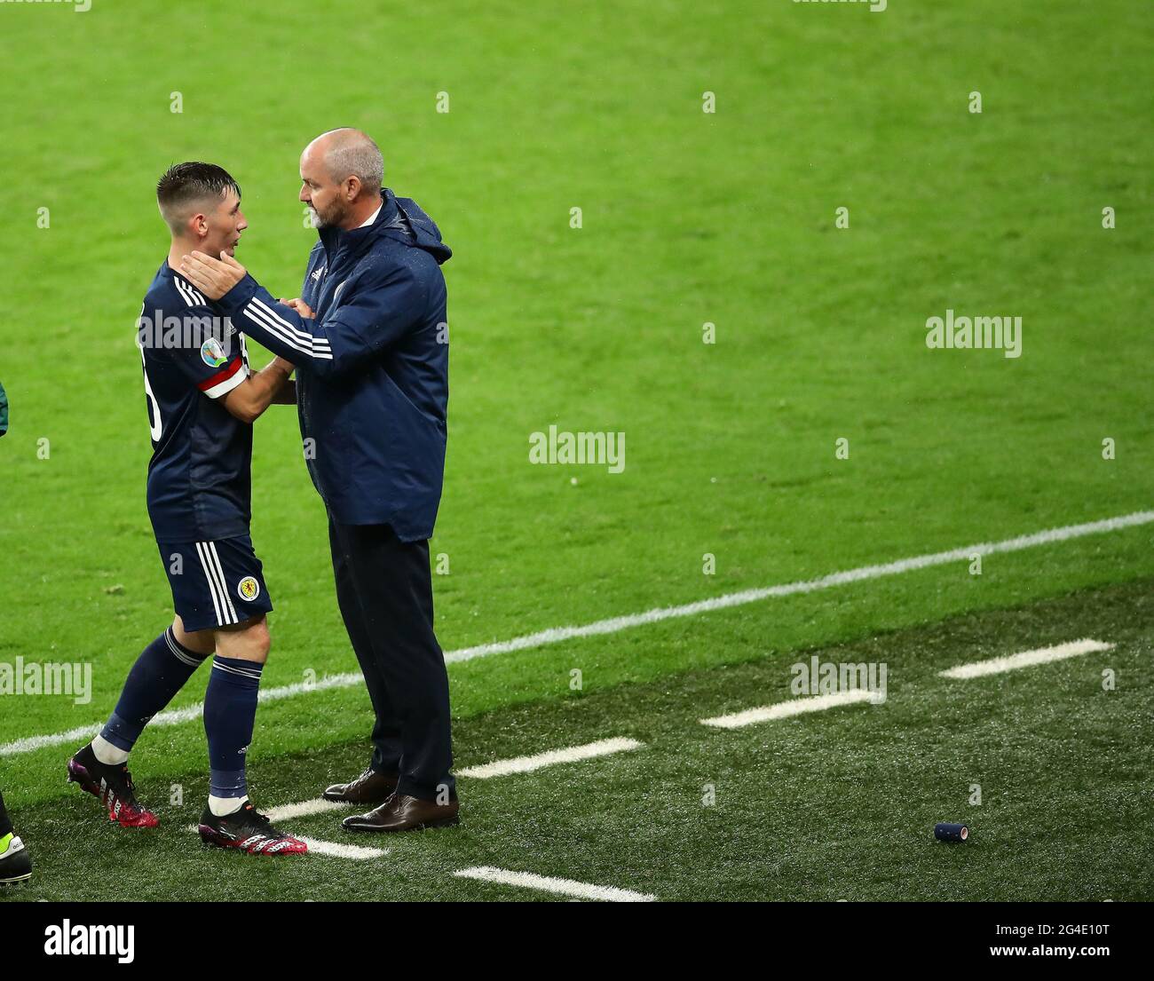 London, England, 18. Juni 2021. Billy Gilmour aus Schottland mit Steve Clark-Manager aus Schottland während des UEFA-Europameisterschaftsspiel im Wembley Stadium, London. Bildnachweis sollte lauten: David Klein / Sportimage Stockfoto