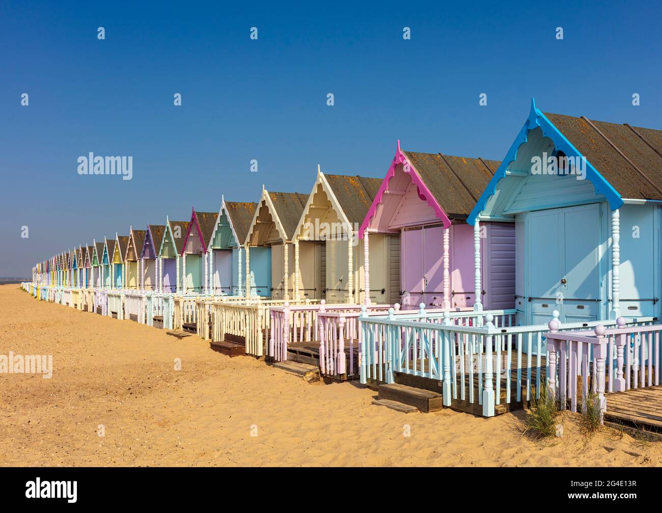 Pastellfarbene Strandhütten, Mersea Island, Essex, Großbritannien. Stockfoto