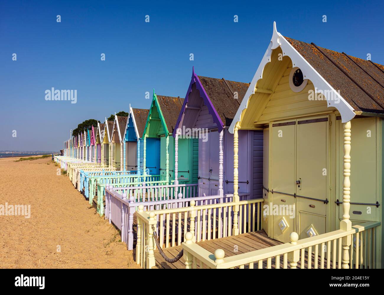 Pastellfarbene Strandhütten, Mersea Island, Essex, Großbritannien. Stockfoto