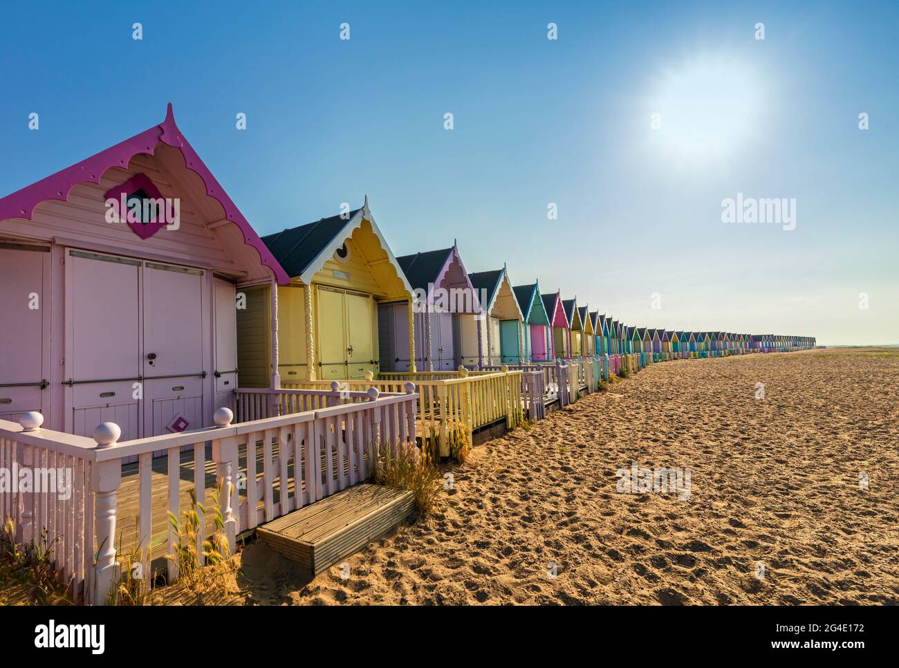 Pastellfarbene Strandhütten, Mersea Island, Essex, Großbritannien. Stockfoto