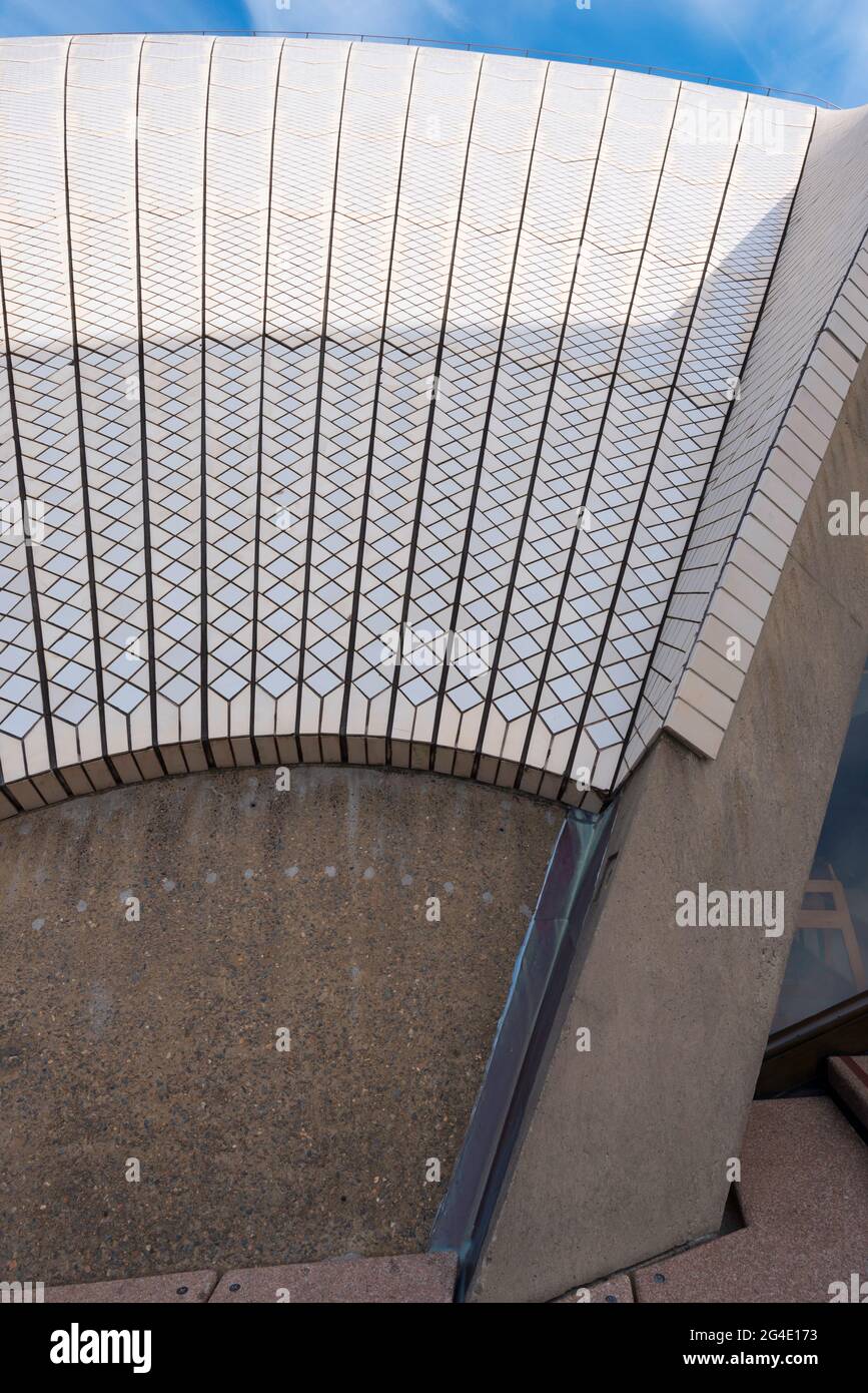 Auf dem Dach des Opernhauses von Sydney befinden sich 1,056,006 Kacheln. Die weißen und cremefarbenen Fliesen wurden und werden von Höganäs ab in Schweden hergestellt. Stockfoto