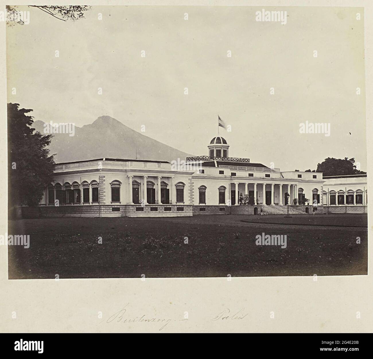 . Blick auf den Palast des Generalgouverneurs in Buitenzorg. Teil des grünen Fotoalbums mit Bildern von Java, aus dem Besitz des Apothekers Woodpecker-Grab, der 1865 von Batavia aus in die Niederlande zurückkehrte. Stockfoto
