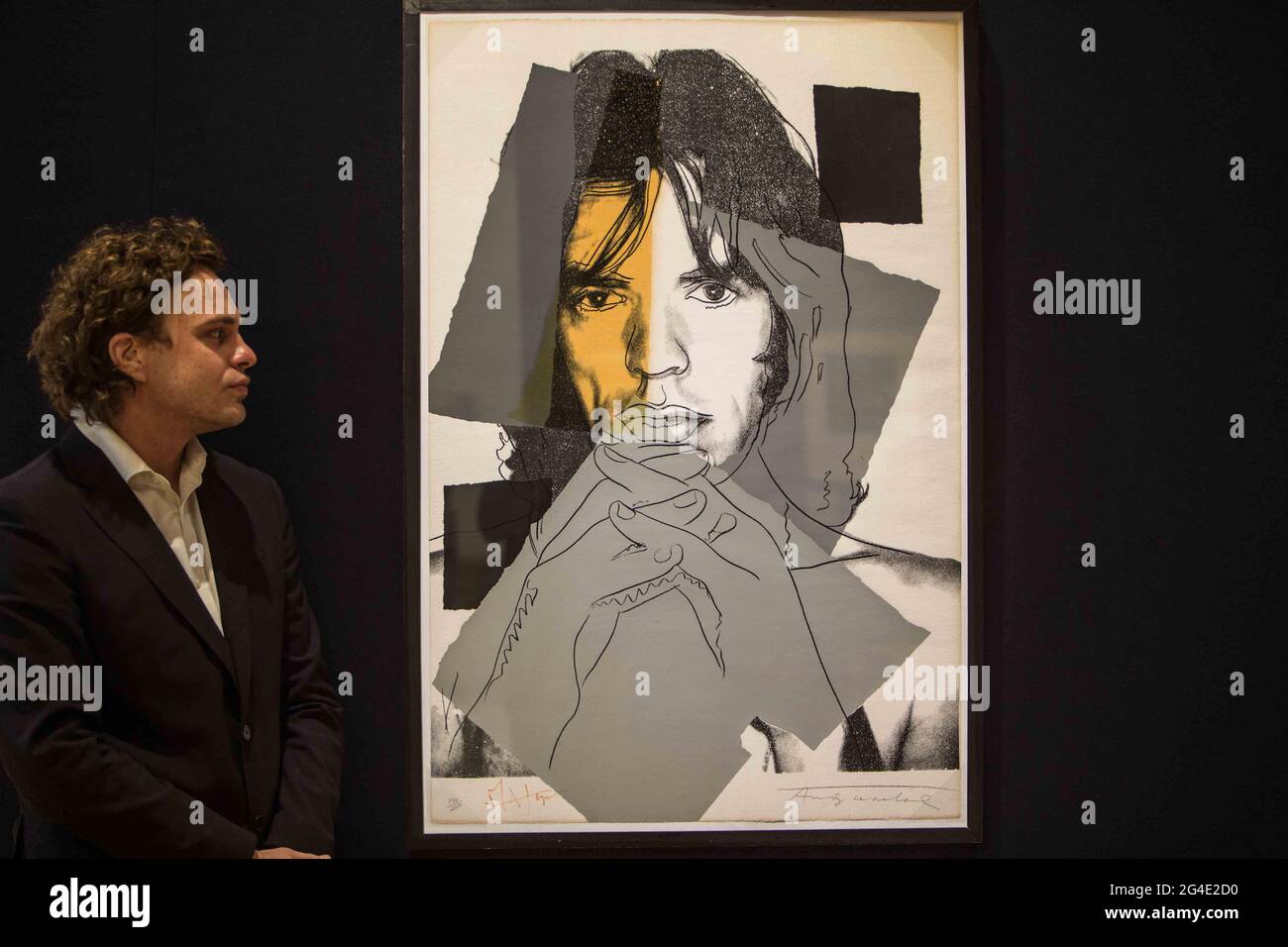 London UK 21 June 2021 Bonhams London , Prints, Decorative Arts and Fine Clocks Sale Andy Warhol , Mick Jagger Siebdruck in Farbe 1975, auf Arches Aquarelle-Papier, vom Künstler mit Bleistift signiert und von Mick Jagger in rotem Filzstift (abgeschwächt), nummeriert 196/250 in Bleistift, Gedruckt bei Alexander Heinrici, New York, herausgegeben von Seabird Editions, London, mit Tintenstempel verso, das ganze Blatt, mit Zeitfärbung bis zu extremen Bogenkanten, mit Rückseitenfärbung, 10mm. Riss to the right belse Edge, generally in good condition. Est £ 25.000- 30.000.PaulQuezada-Neiman/Alamy Live-Nachrichten Stockfoto