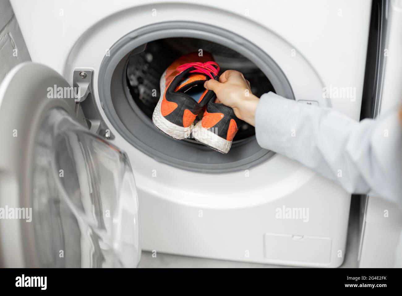 Schmutzige Schuhe in der Waschmaschine waschen Stockfoto