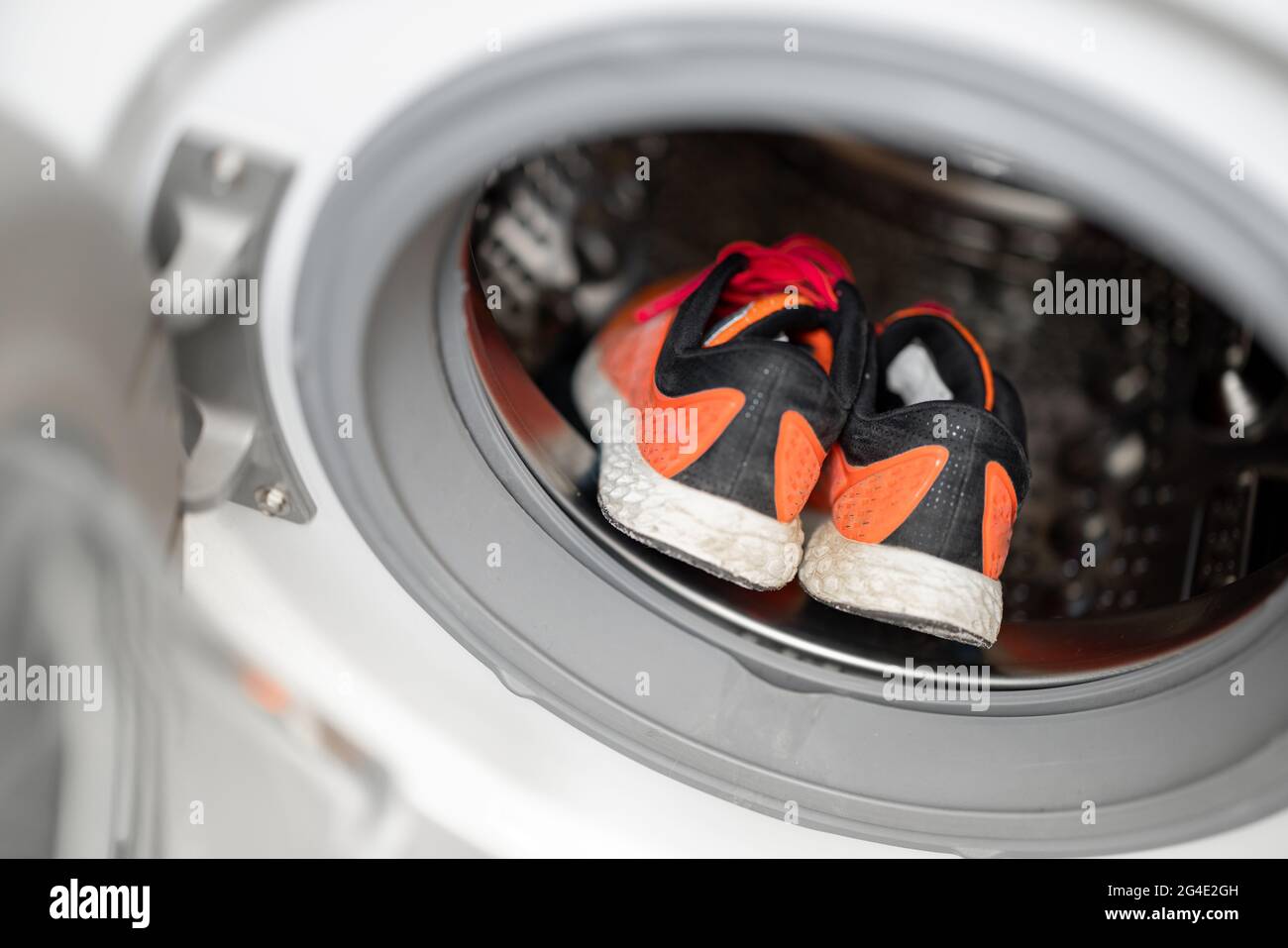 Schmutzige Schuhe in der Waschmaschine waschen Stockfoto