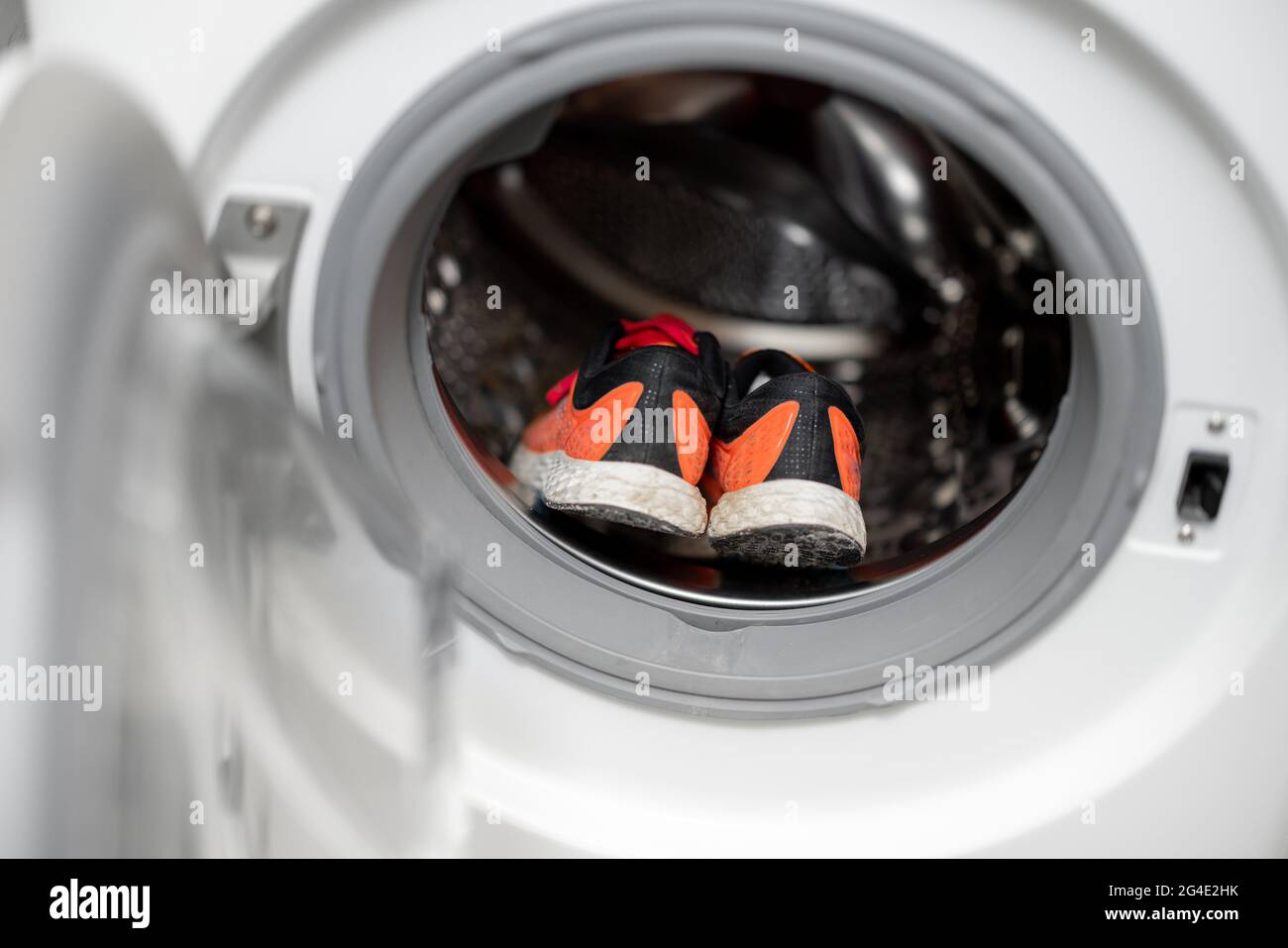 Schmutzige Schuhe in der Waschmaschine waschen Stockfoto