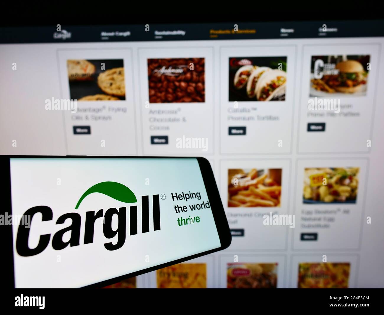 Smartphone mit Logo des amerikanischen Lebensmittel- und Landwirtschaftsunternehmens Cargill Inc. Auf dem Bildschirm vor der Website. Konzentrieren Sie sich auf die Mitte rechts des Telefondisplays. Stockfoto