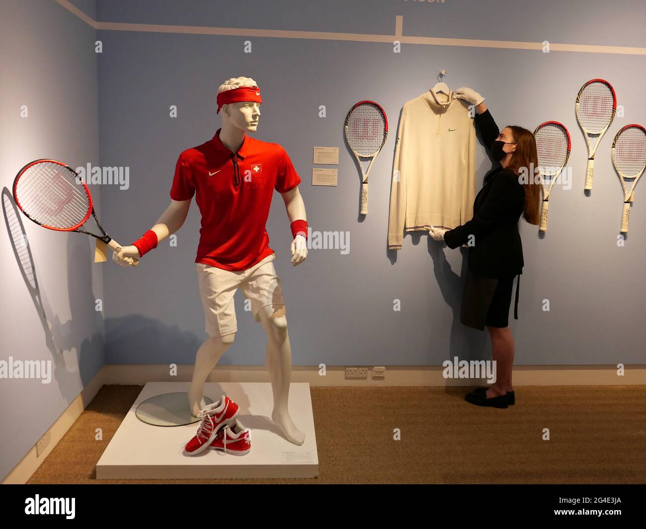 20 Lose von seinen Grand Slam Siegen wurden am 23. Juni in London versteigert. Von einem Schläger, der in seinem sagenumwobenen Kampf mit Rafael Nadal in Wimbledon im Jahr 2007 verwendet wurde, bis zu den mit Lehm bedeckten Schuhen nach seinem Sieg bei Roland Garros im Jahr 2009 – diese Gegenstände bieten einen Blick in einige der kultigsten Momente des Sports. Der entsprechende Online-Verkauf, der vom 23. Juni – 13. Und 14. Juli stattfindet, zeichnet Federers unglaubliche Karriere von den frühen 2000er Jahren bis 2021 nach und bietet Fans auf der ganzen Welt die Möglichkeit, ein bedeutsames Objekt von seiner bisherigen Reise zu besitzen. Stockfoto